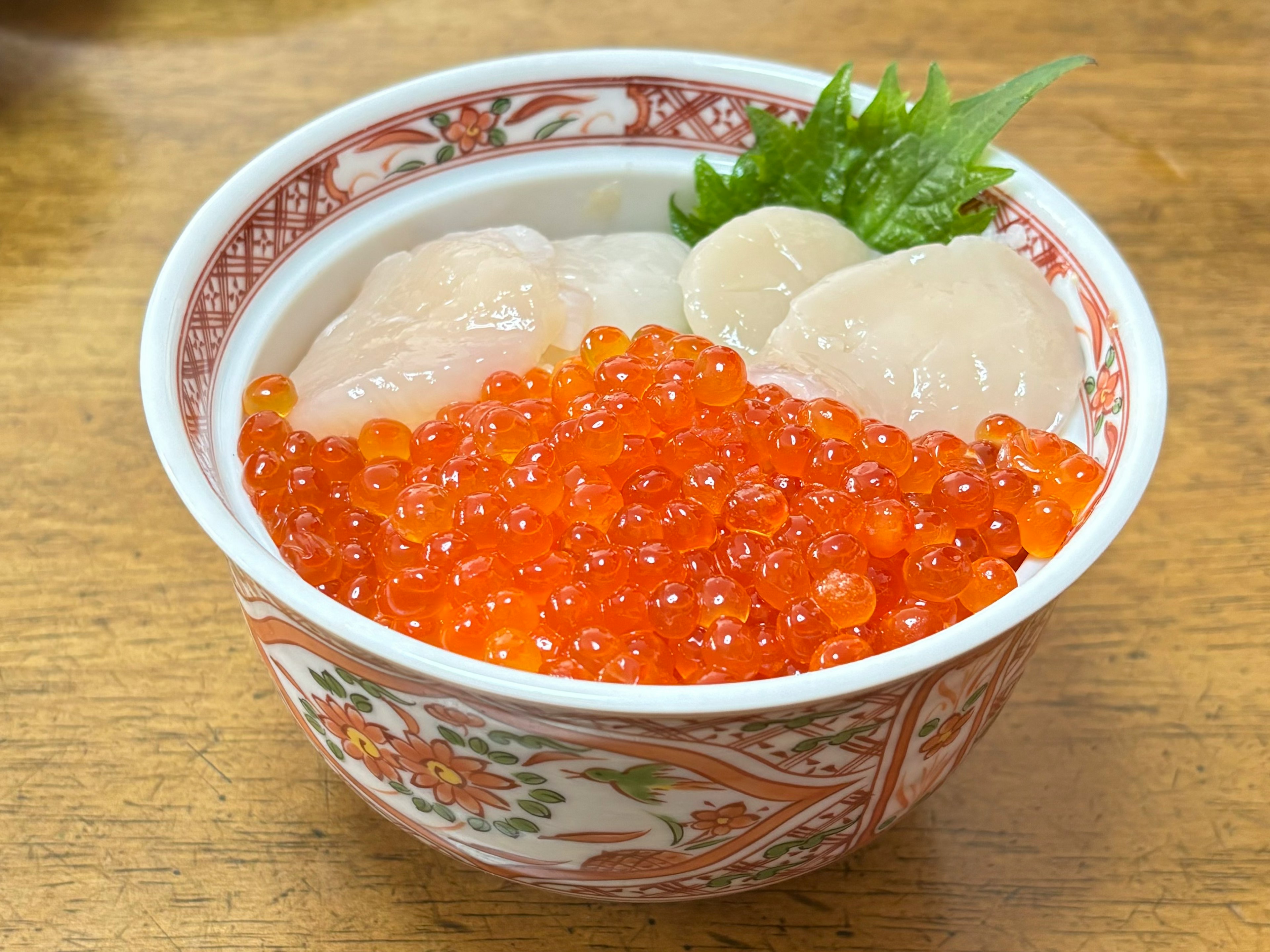 Bol de caviar de saumon avec sashimi et garnitures