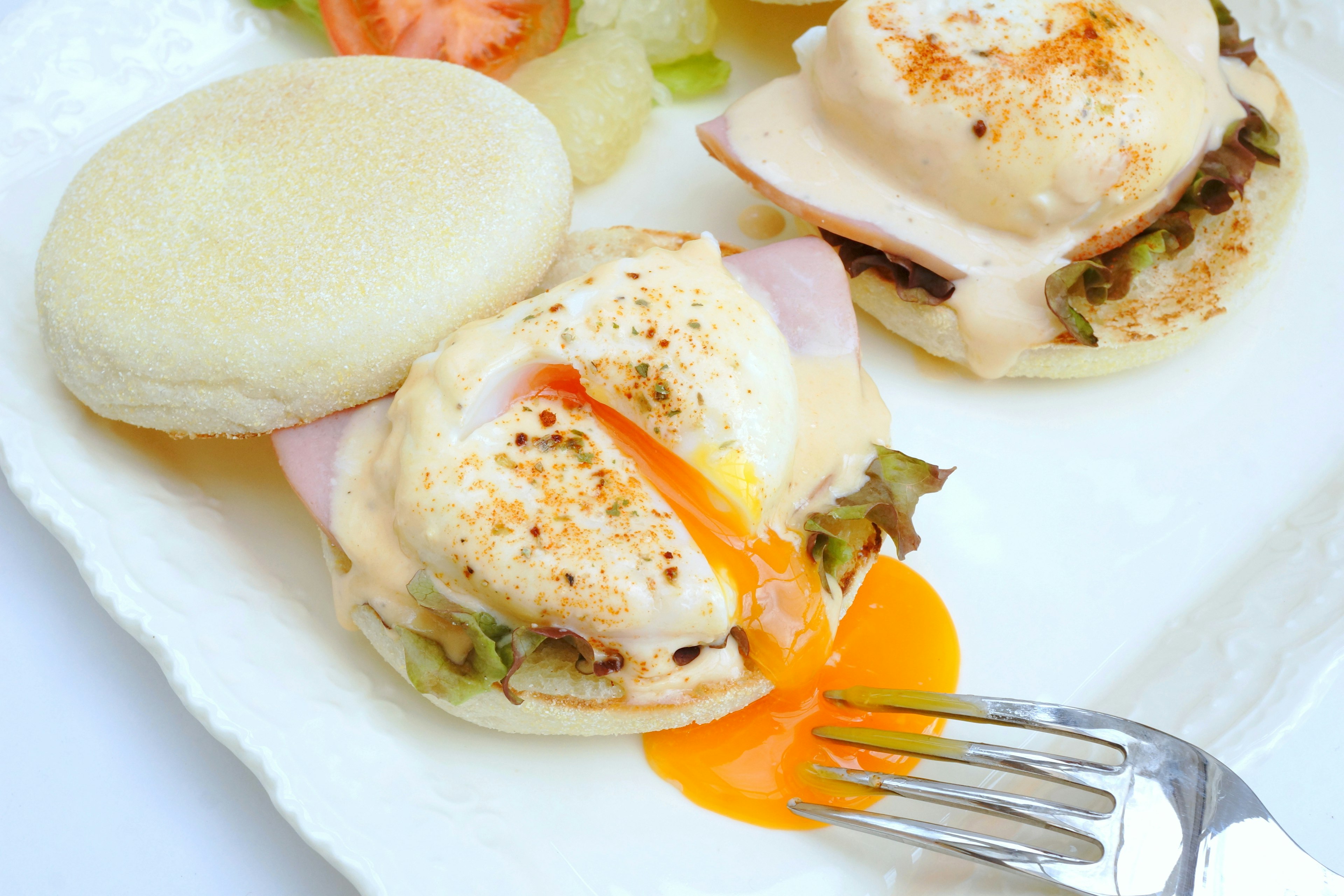 Weiche Brötchen mit pochierten Eiern und Schinken