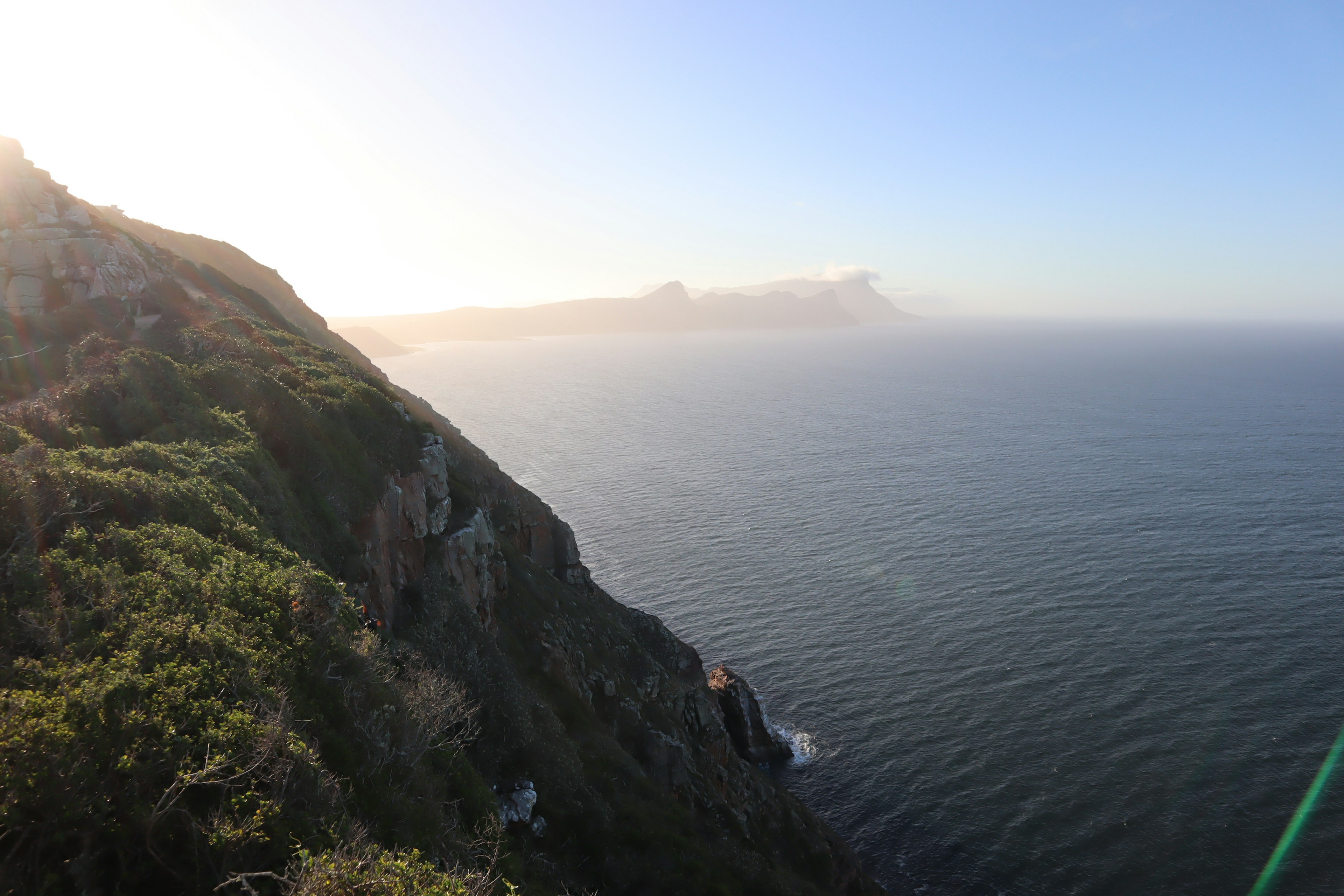 Atemberaubende Aussicht auf den Ozean und die Klippe Sonnenlicht, das die Landschaft erhellt