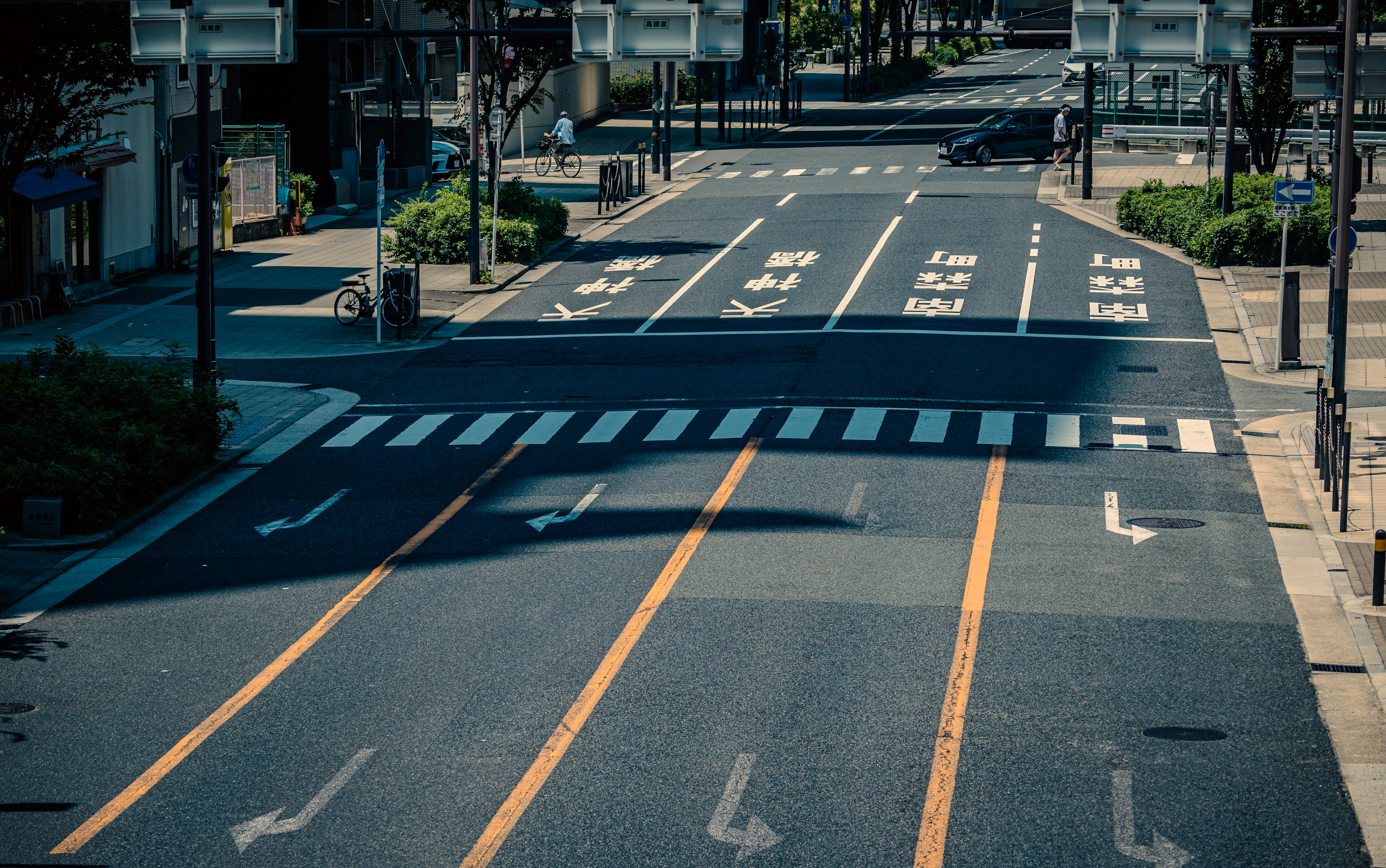 安静街道场景，清晰的车道标记和人行横道