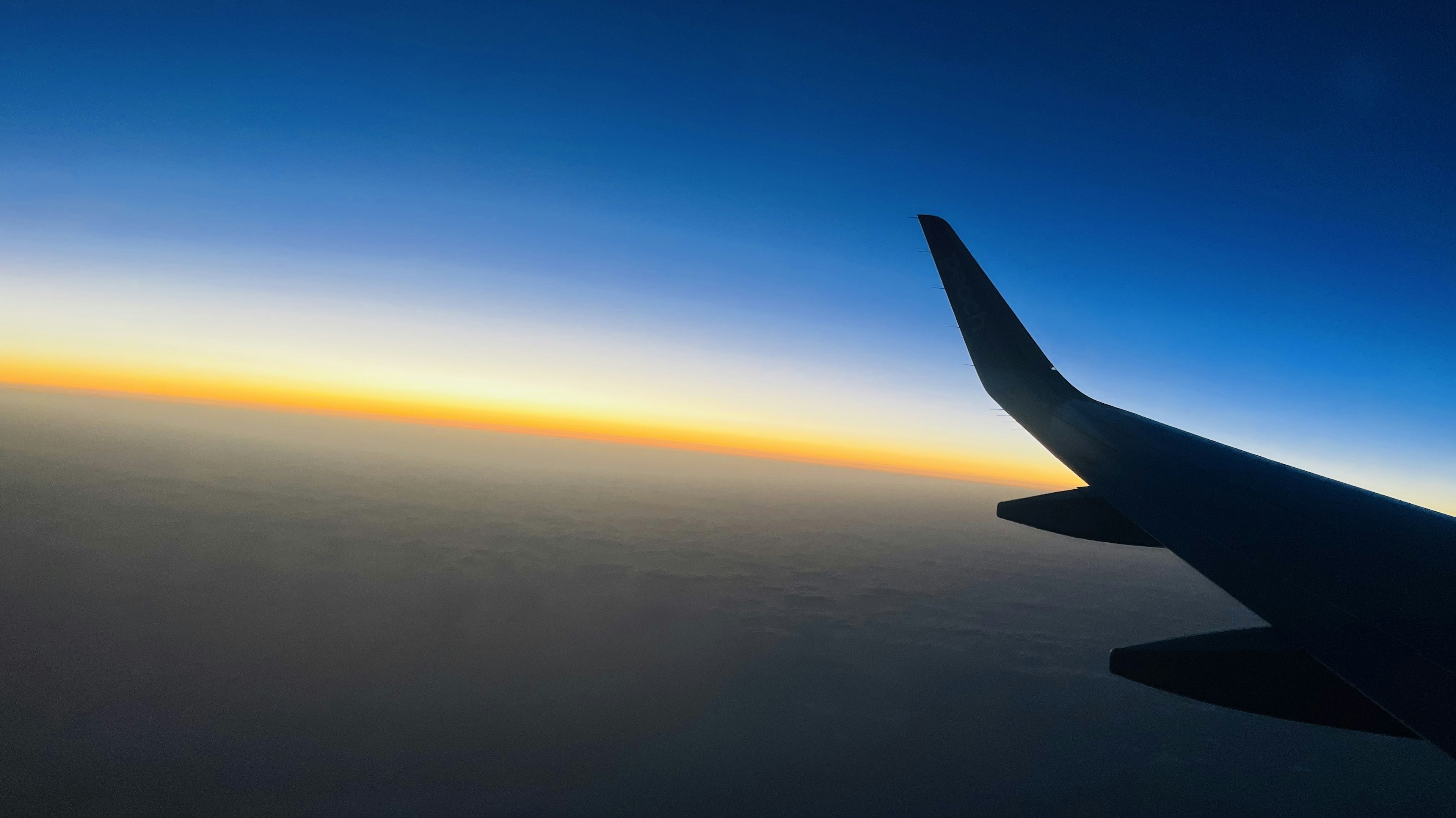 Aile d'avion avec un magnifique ciel de coucher de soleil en dégradé