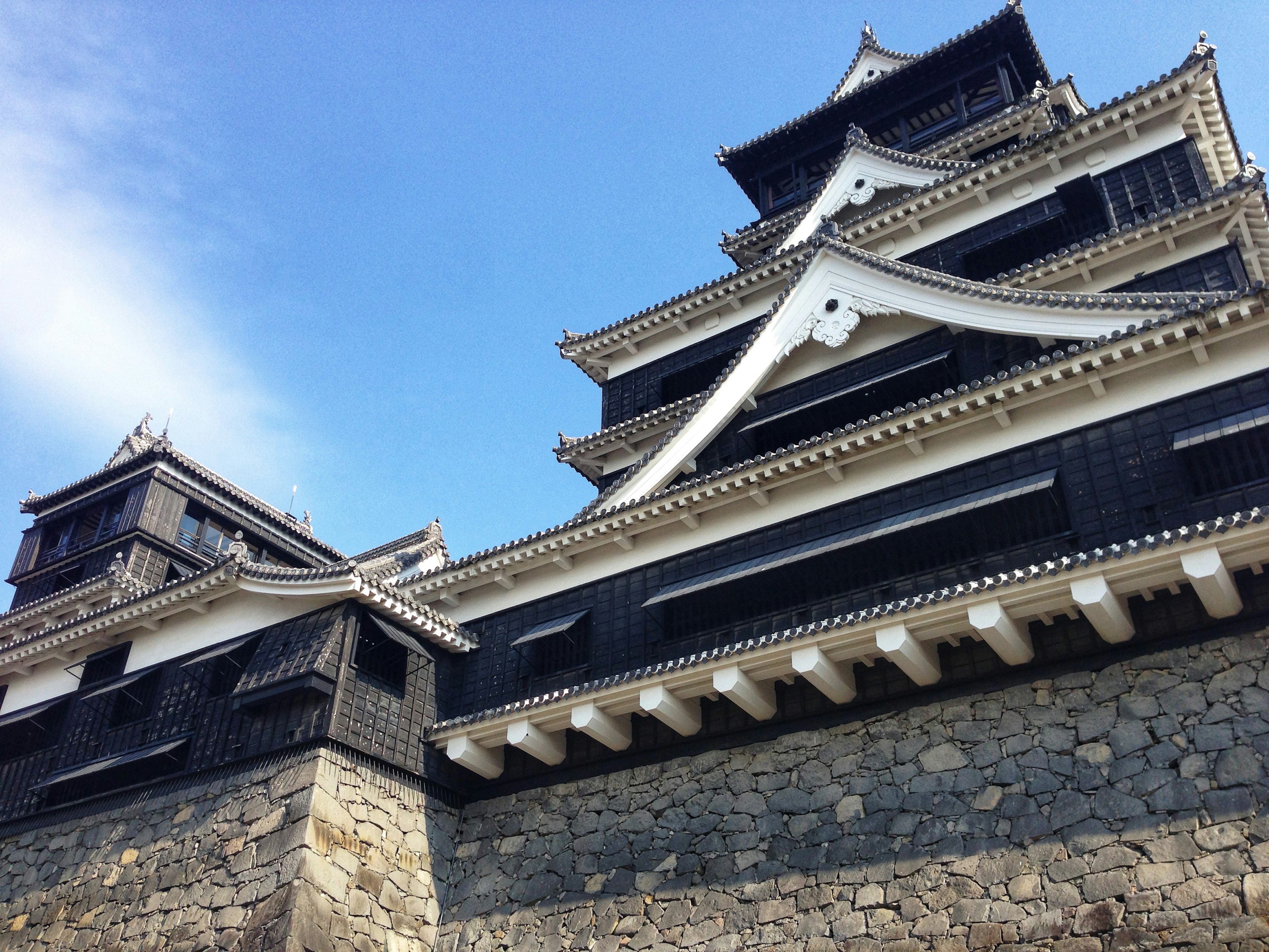 Schöne Fassade von Kumamoto Castle mit einzigartigem Dachdesign