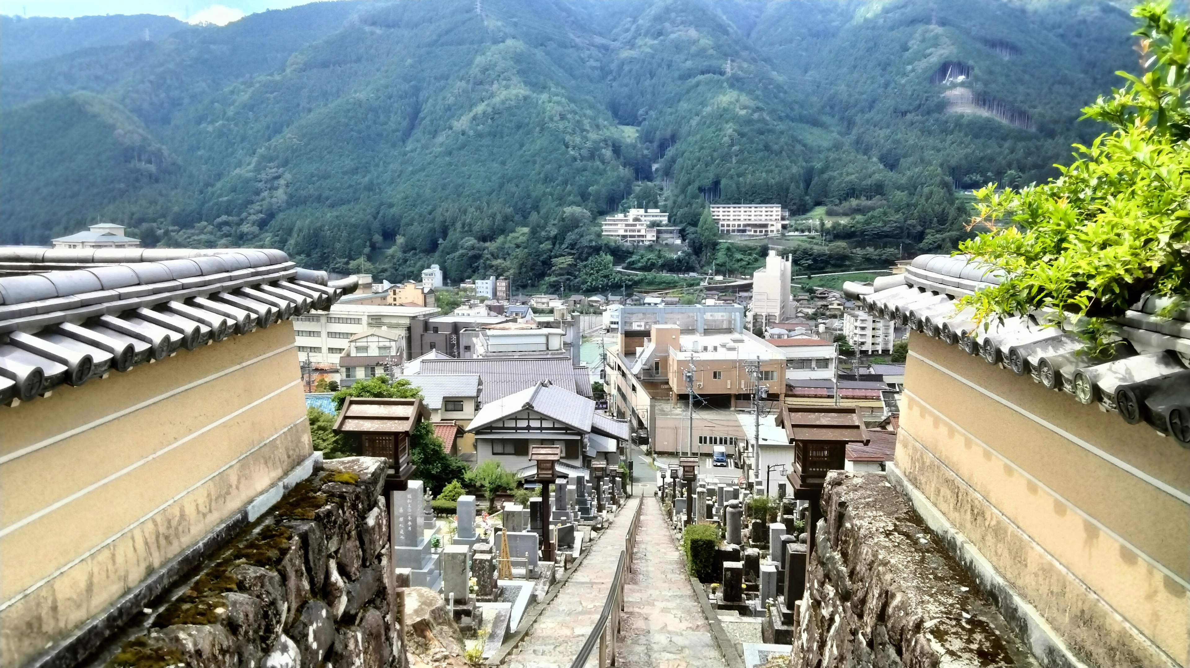 Vista di un cimitero con una città circondata da montagne