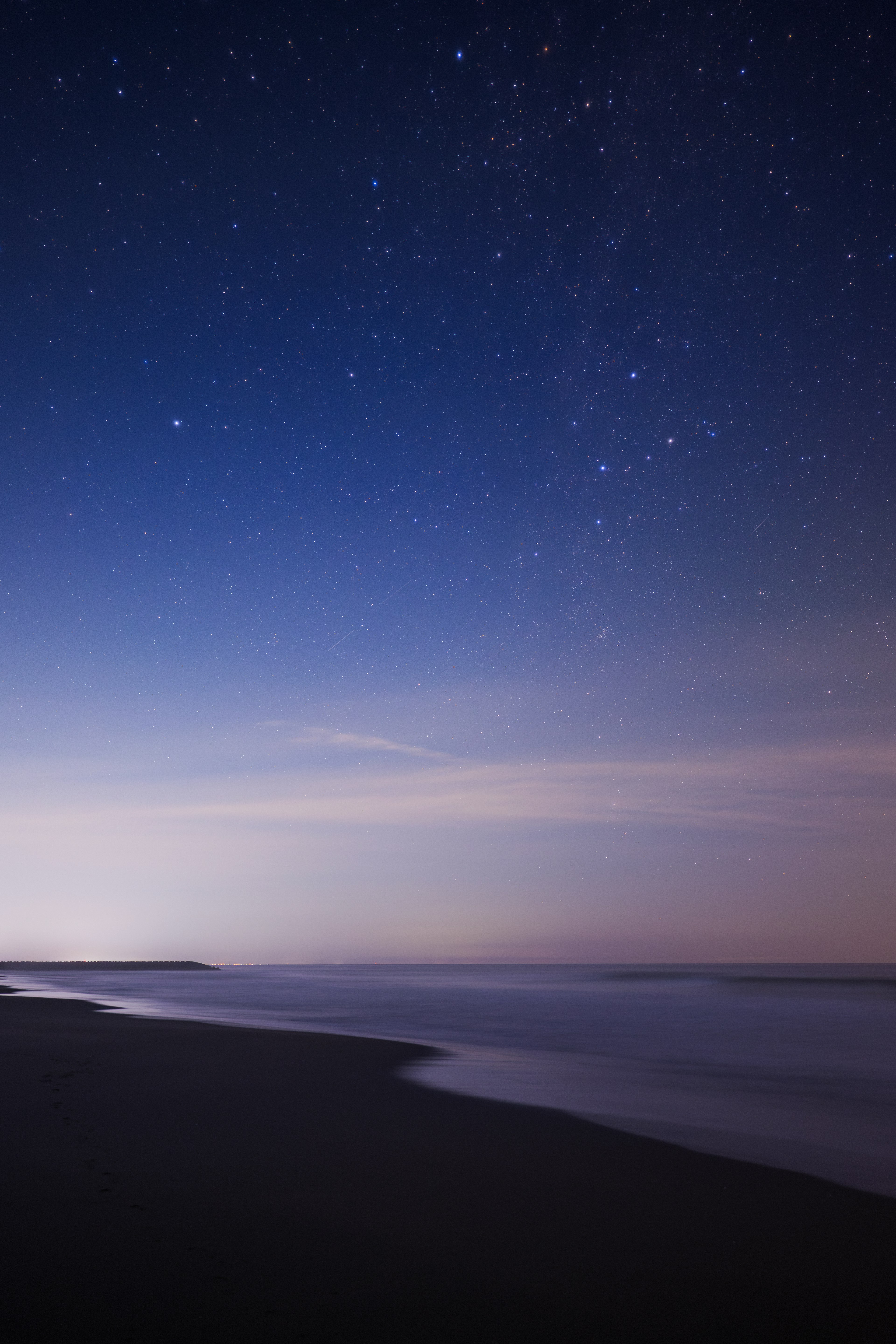 星空と海岸線が広がる夜の風景