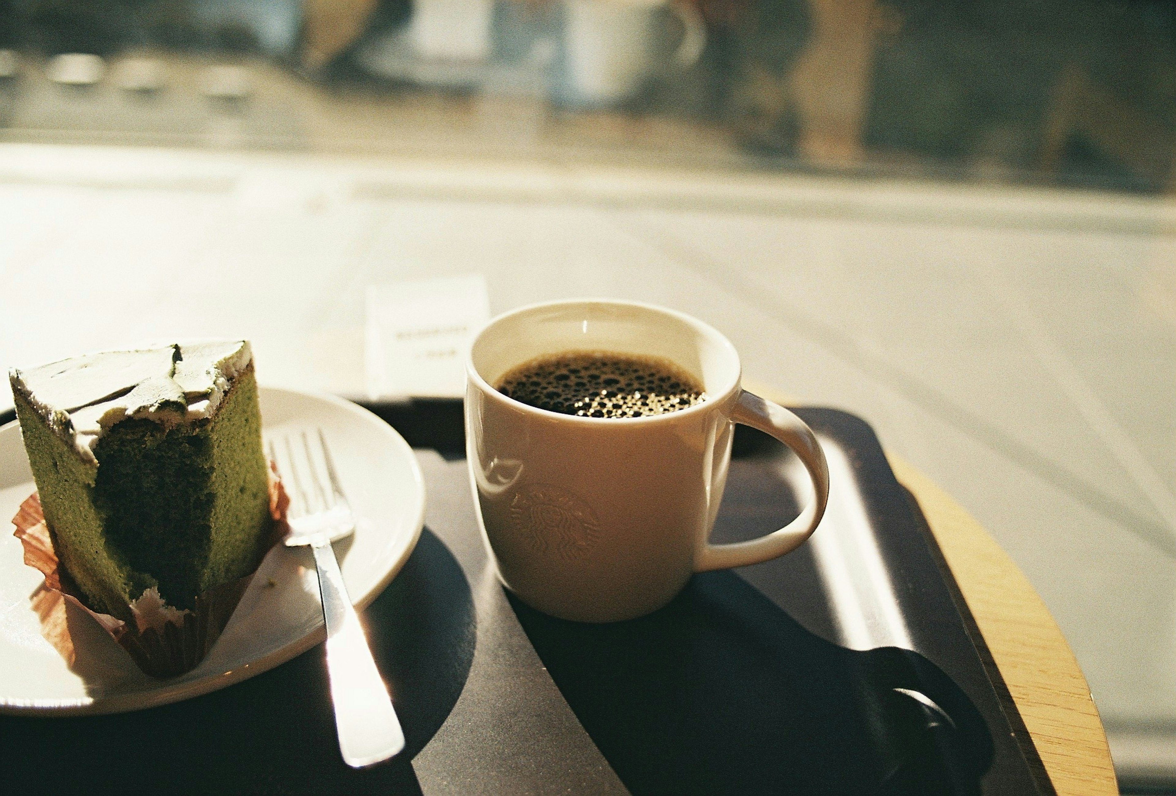 Sebuah pemandangan dengan kopi dan kue di atas meja