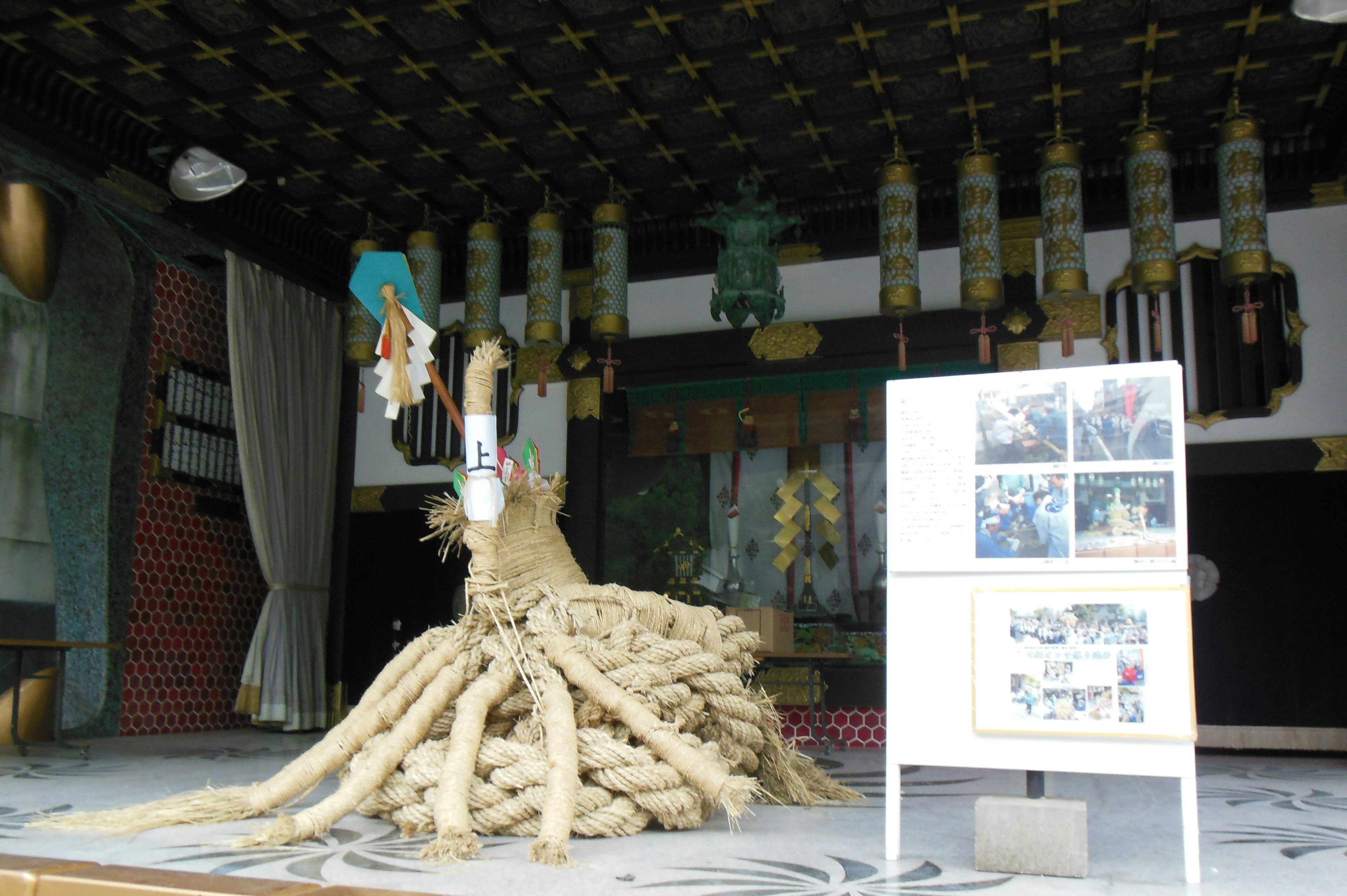 Innenansicht eines Schreins mit Ausstellung traditioneller Kostüme