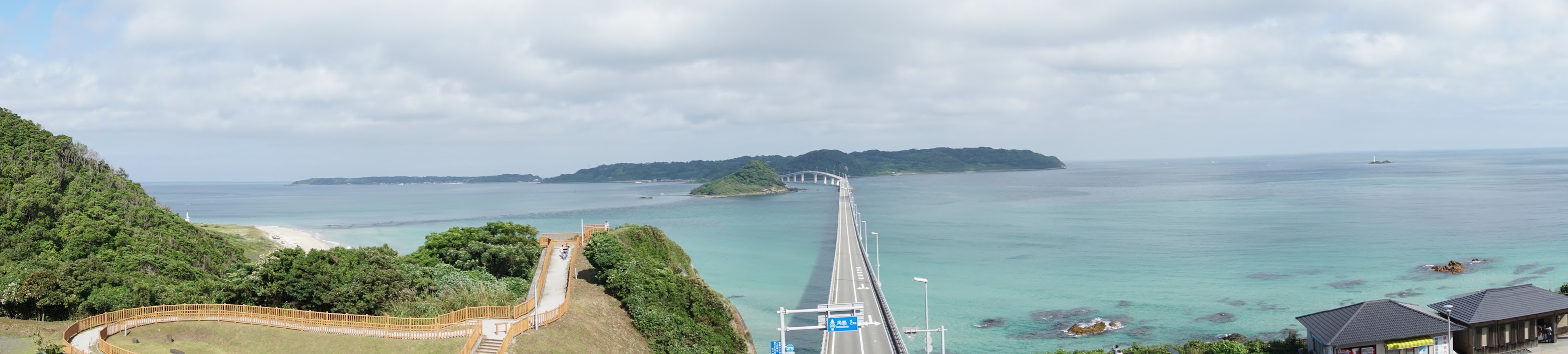 Vista panorámica de un largo puente que conecta una isla con un hermoso océano