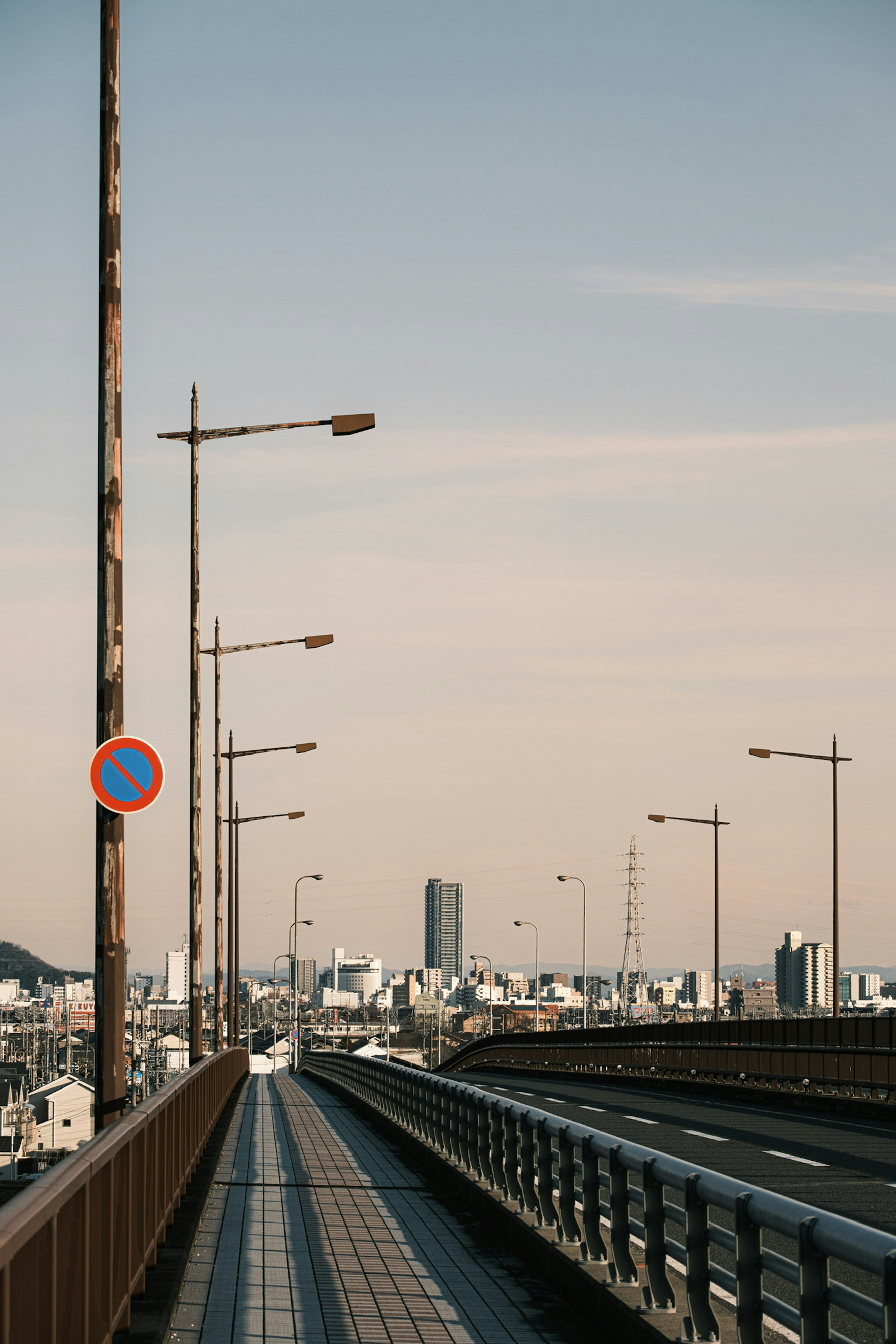 高架道路の歩道と街の景色が見える風景