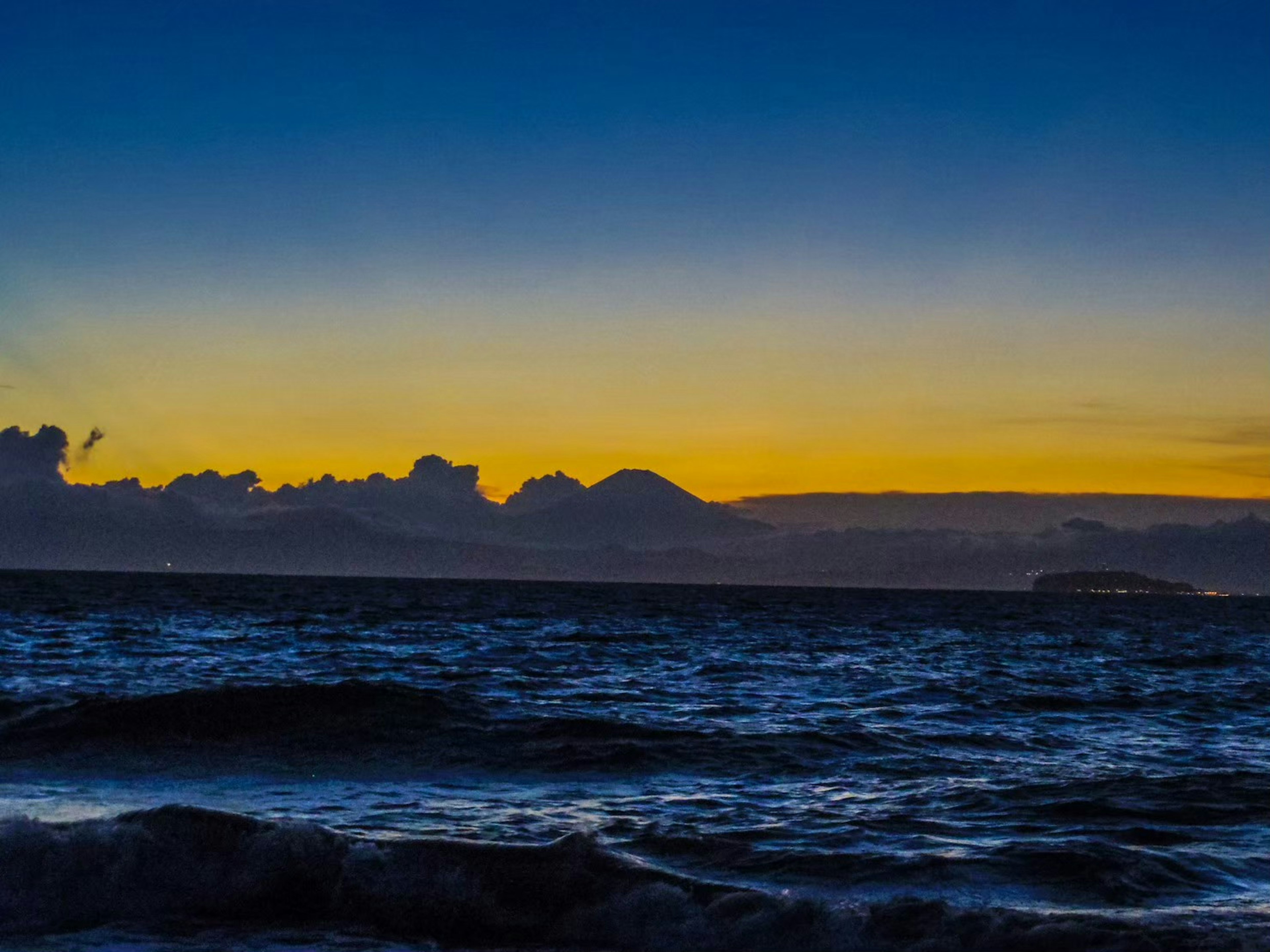 Beeindruckende Aussicht auf den Sonnenuntergang über dem Ozean