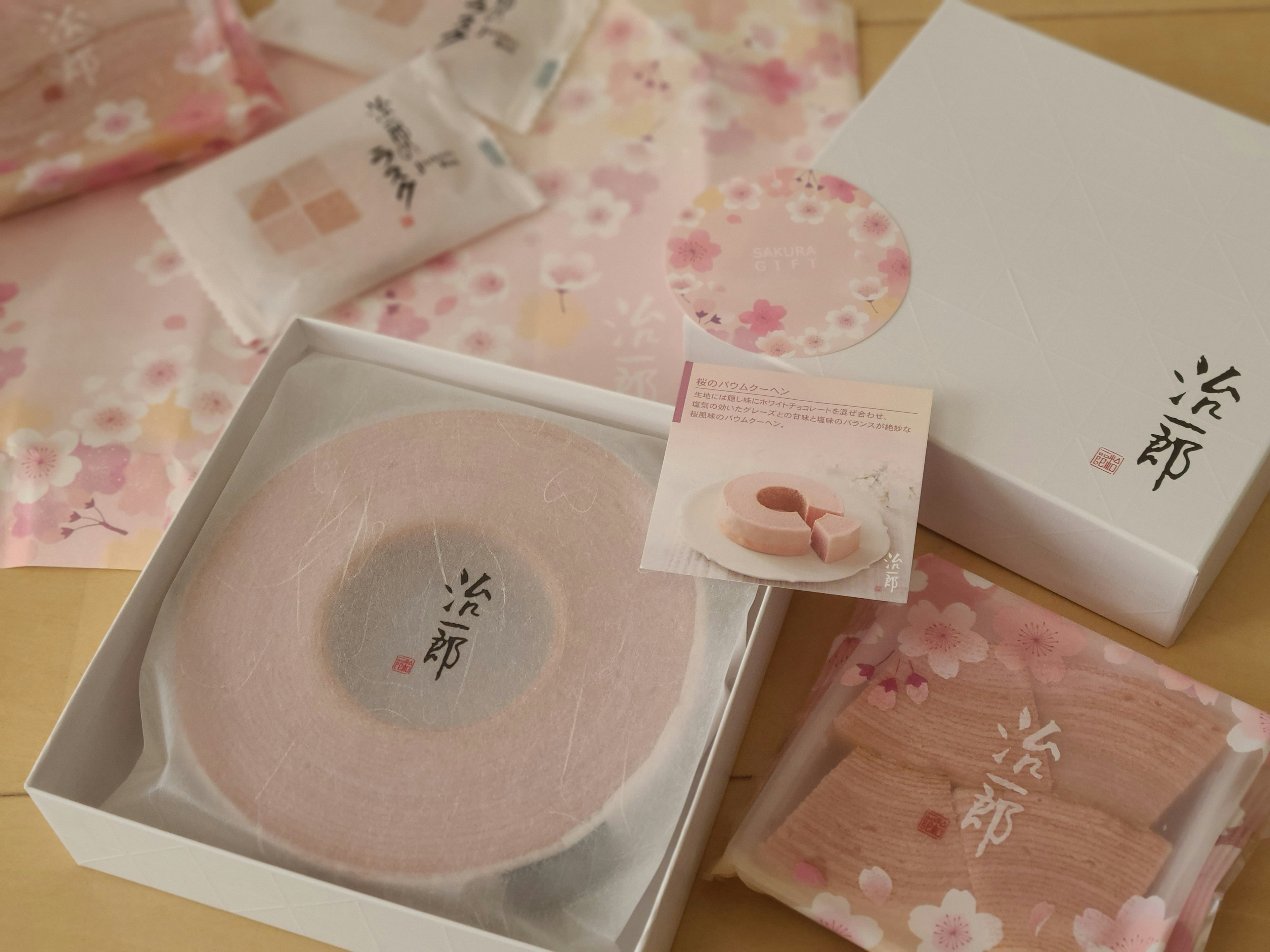 Wunderschöne Anordnung traditioneller japanischer Süßigkeiten mit Kirschblütenmotiven in eleganter Verpackung