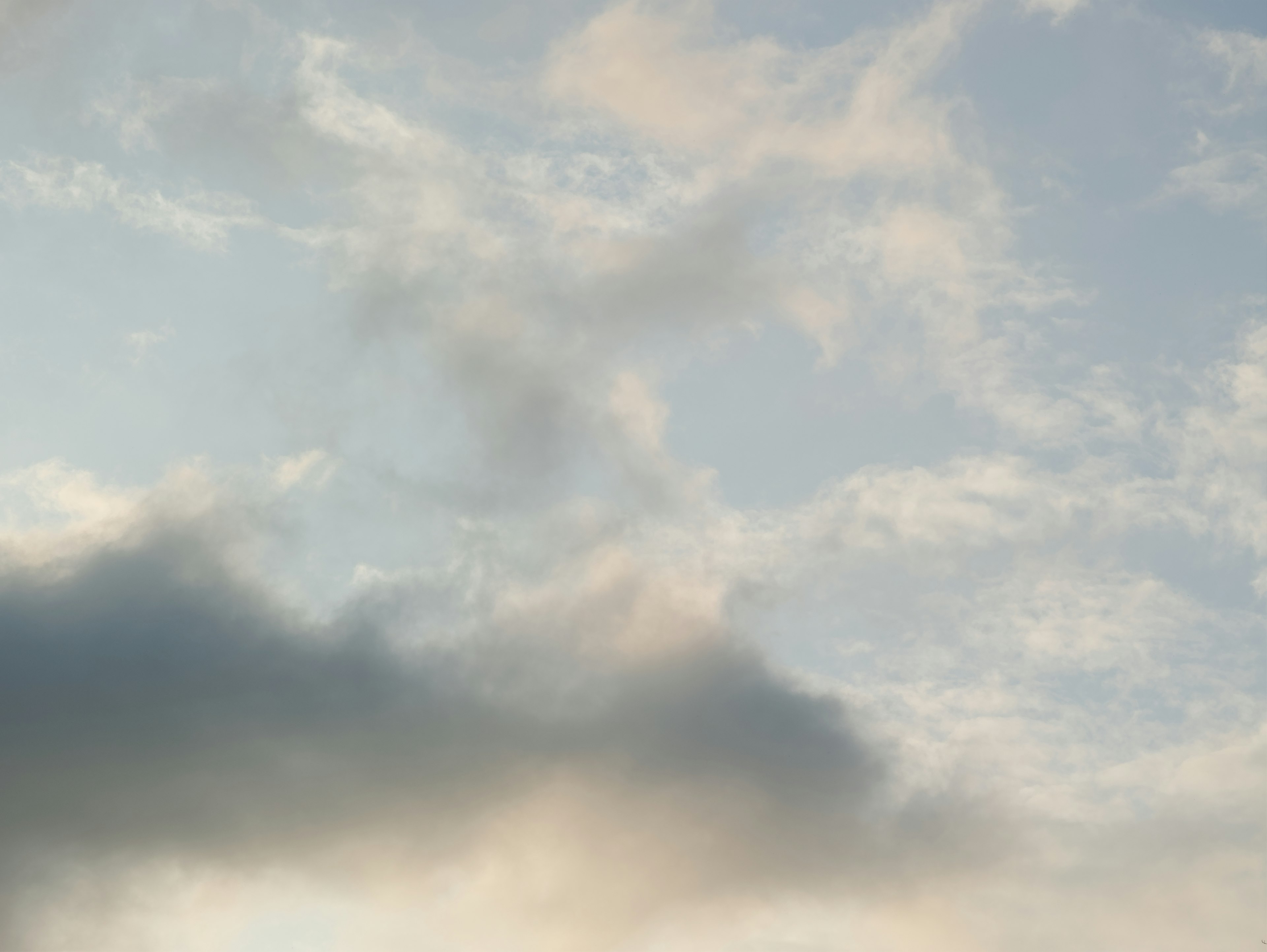 Cielo con nubes blancas esponjosas y suaves tonos azules
