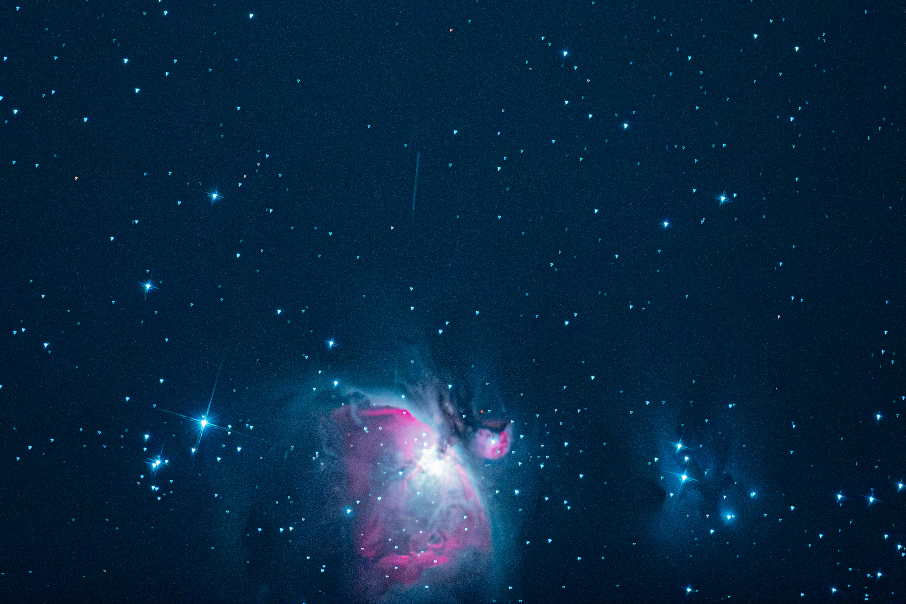 生動的獵戶座星雲在深藍色宇宙背景中閃爍的星星環繞