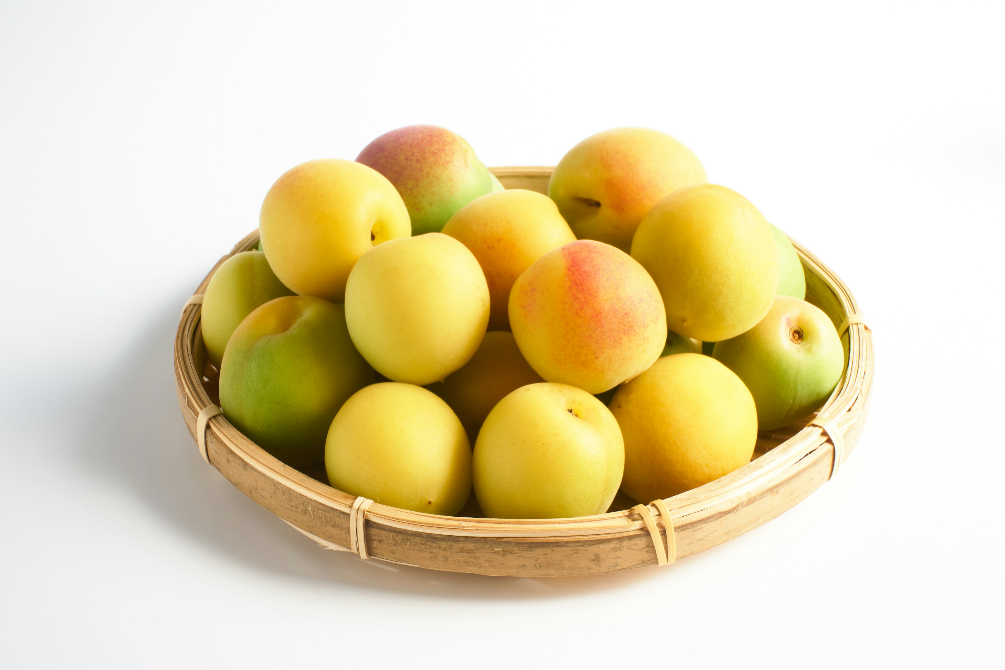 Un panier rempli de fruits colorés