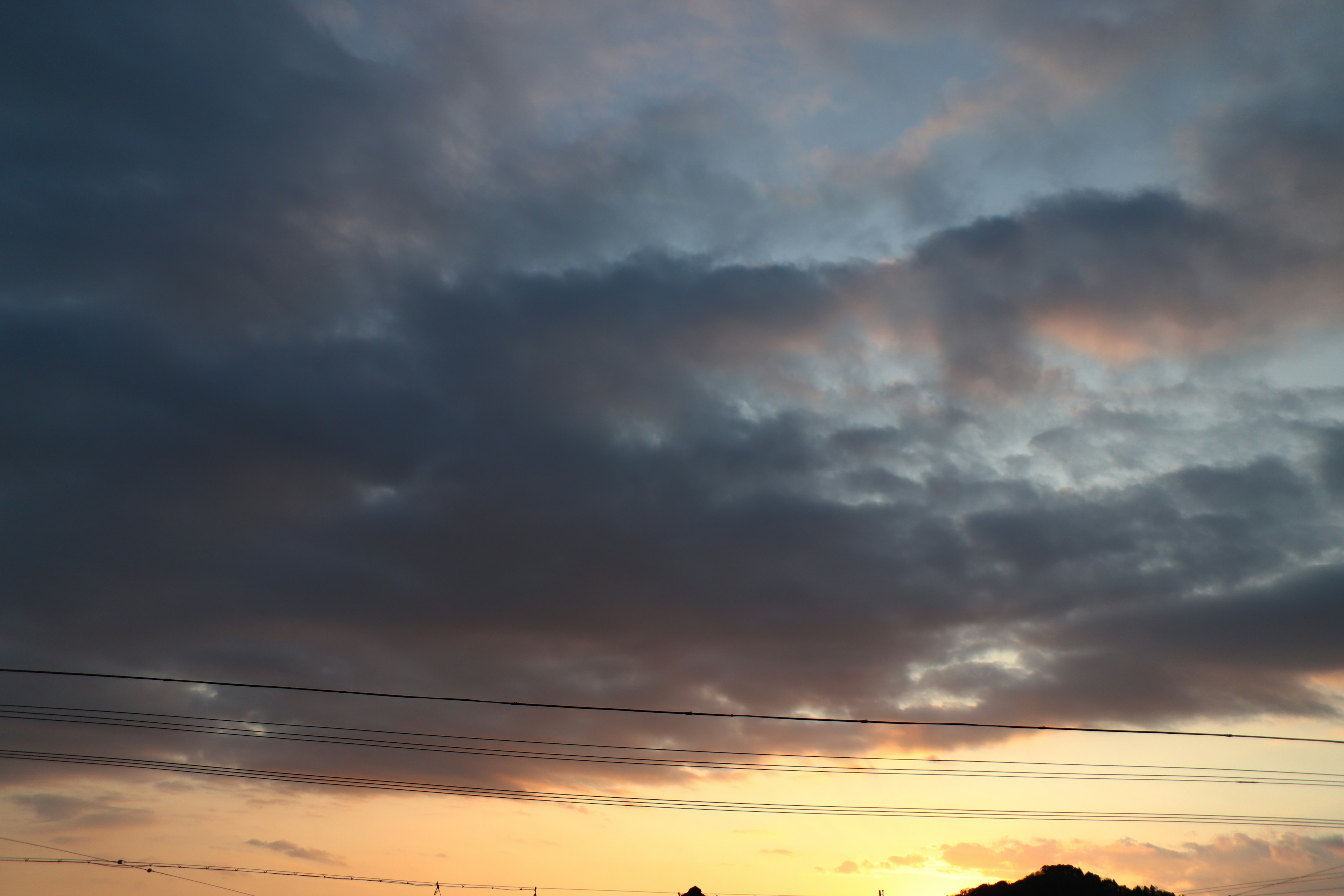 Silhouetten von Bergen unter einem bunten Sonnenuntergangshimmel mit Wolken