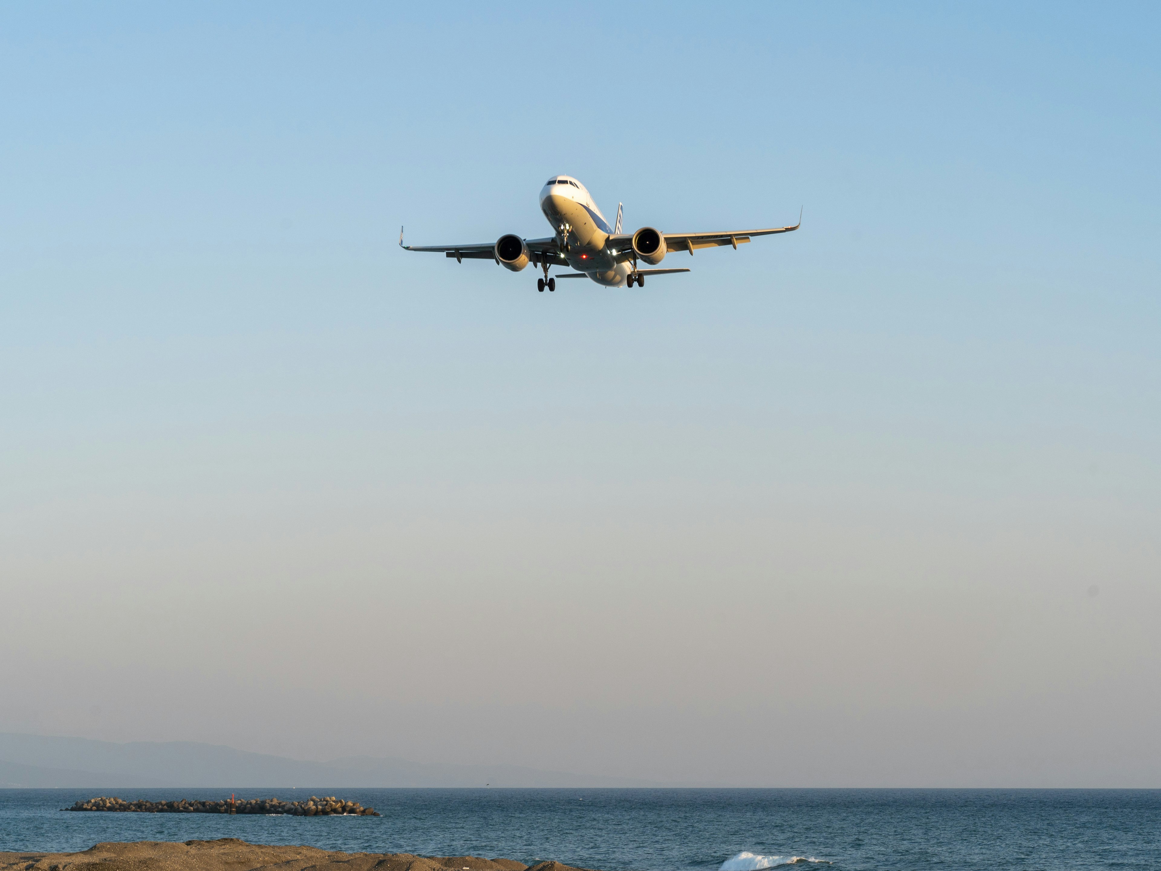 海の上を飛行する航空機の画像