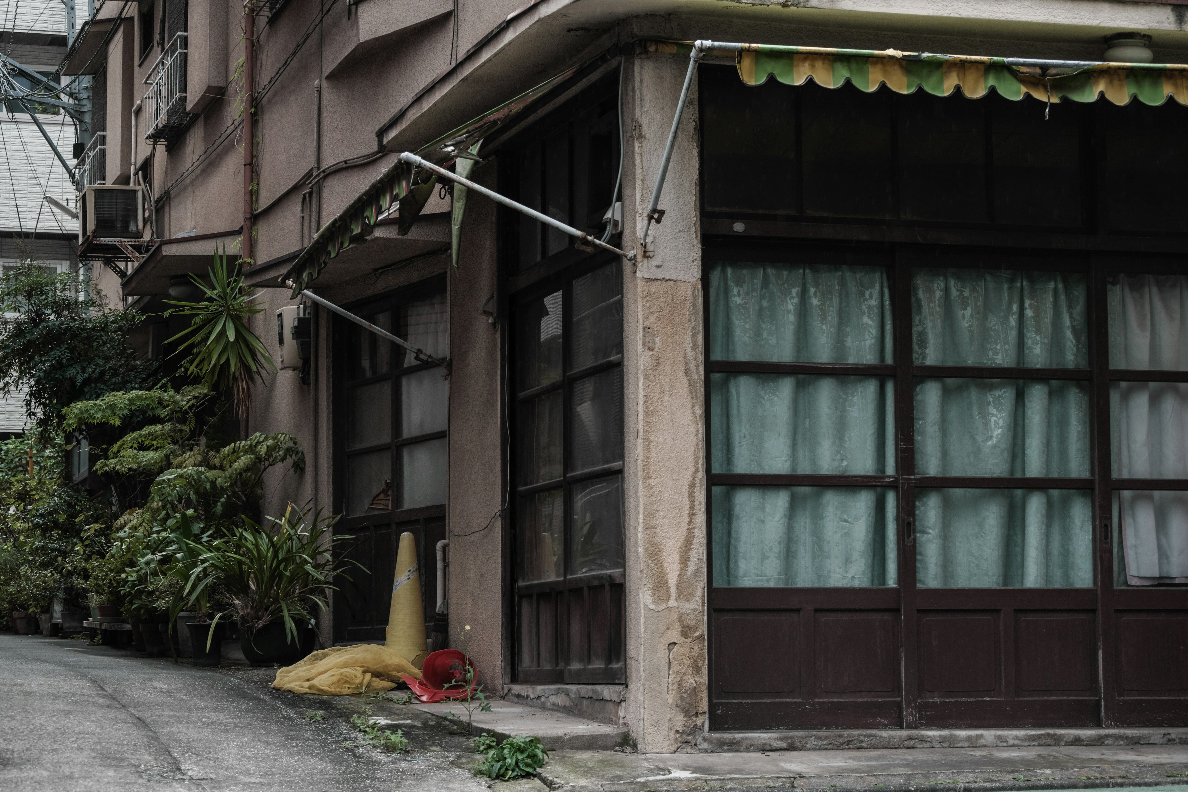 Vista de una esquina de la calle con un edificio antiguo y ventanas distintivas