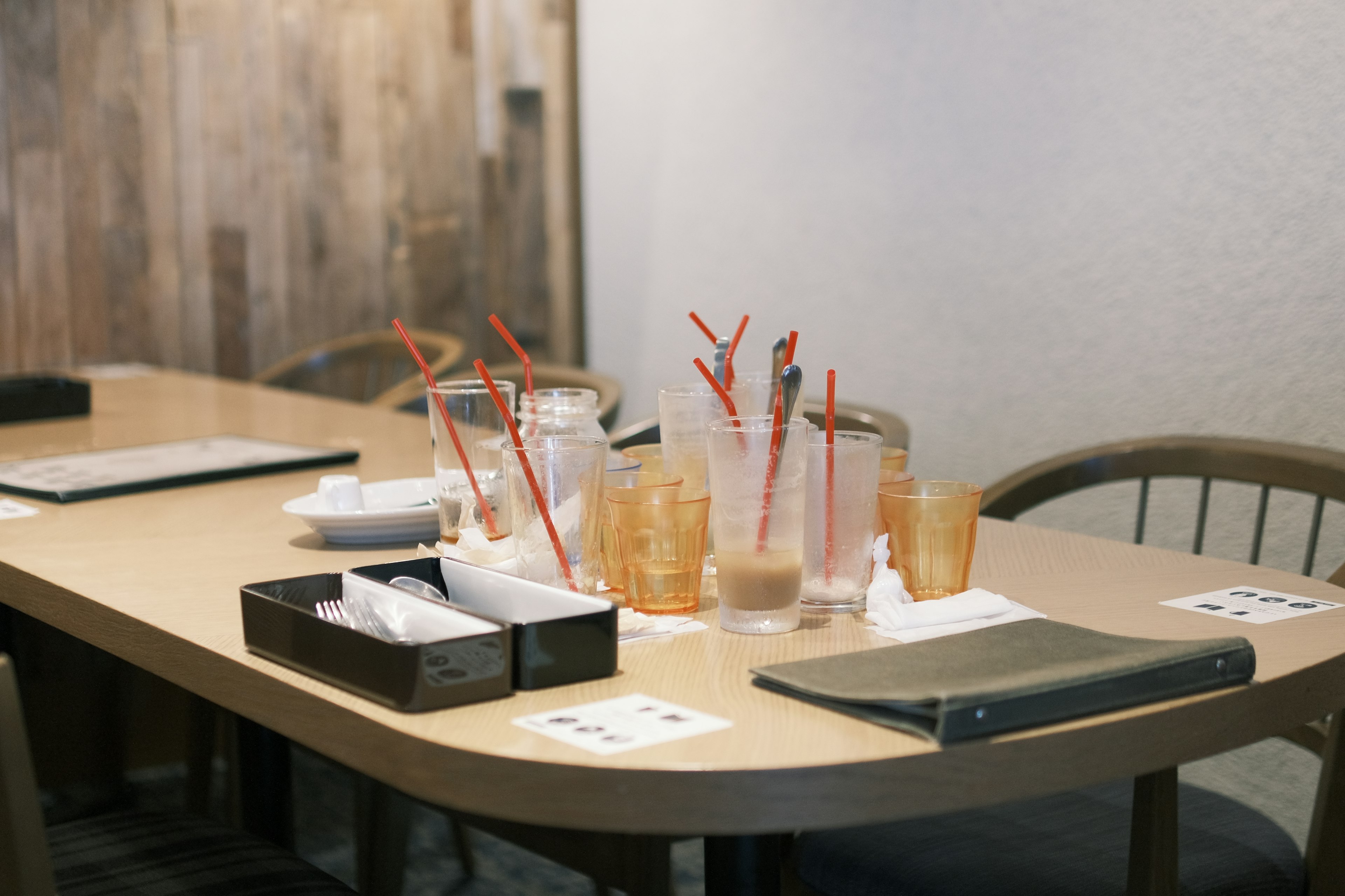 Mesa con vasos de bebidas y popotes