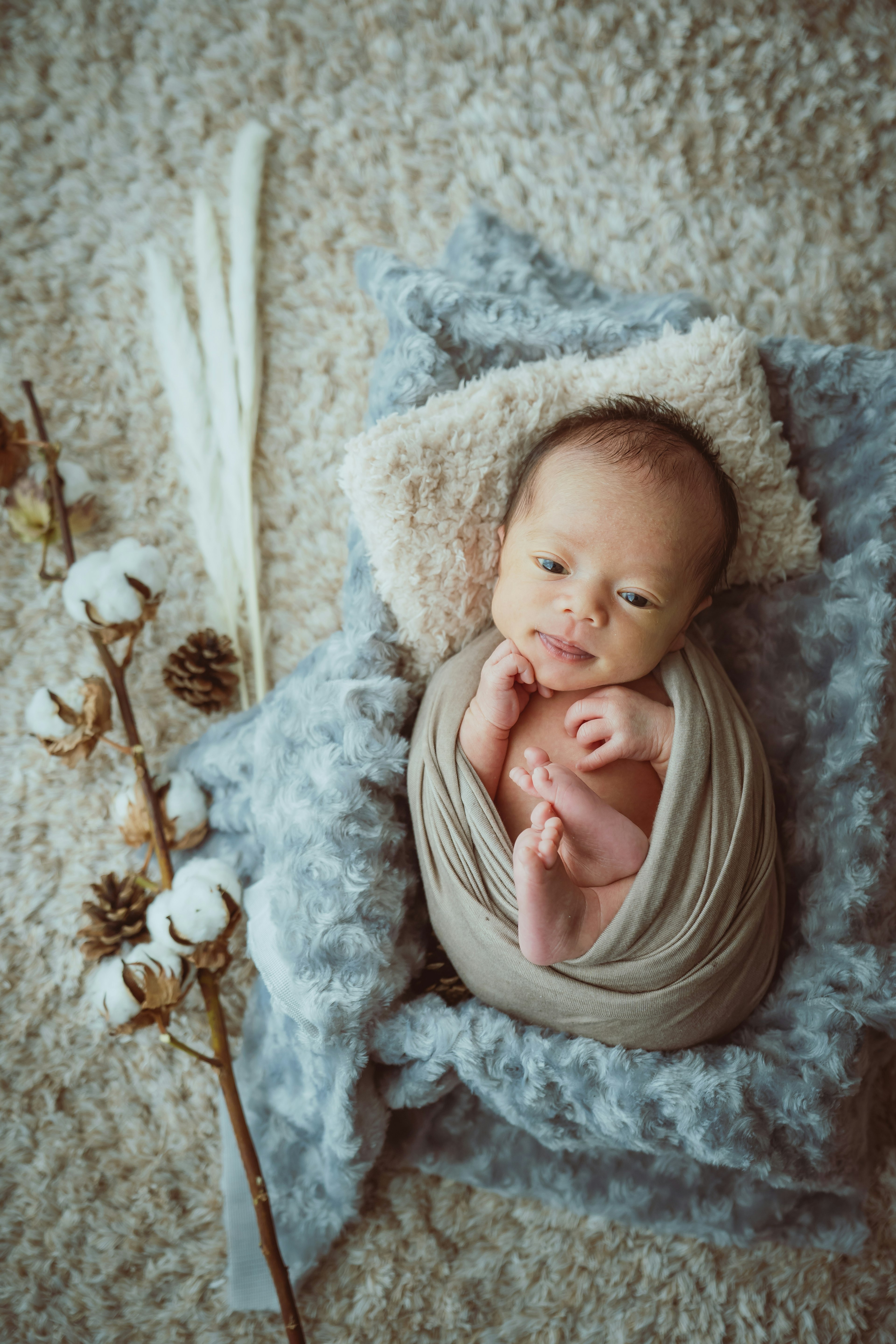 Adegan tenang bayi baru lahir dibungkus selimut