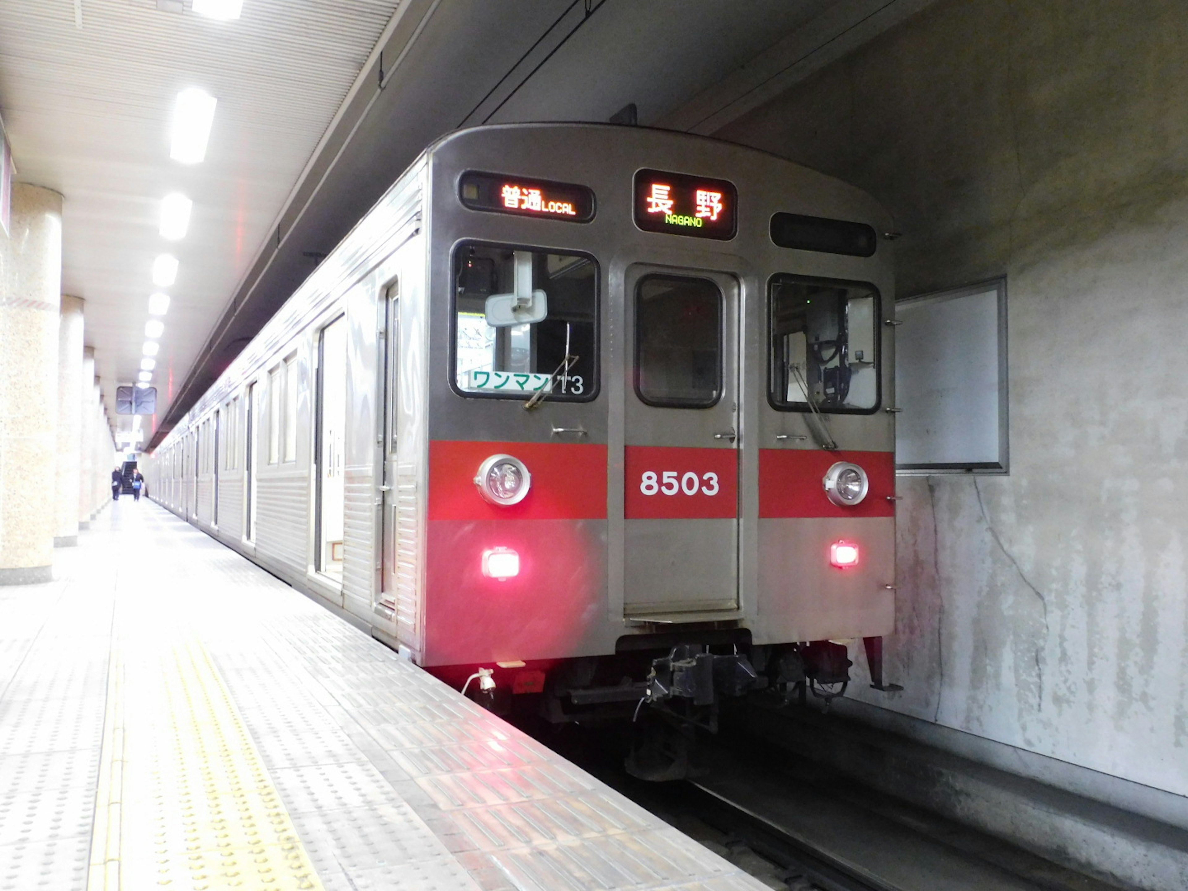 Tren de metro 8503 deteniéndose en la estación