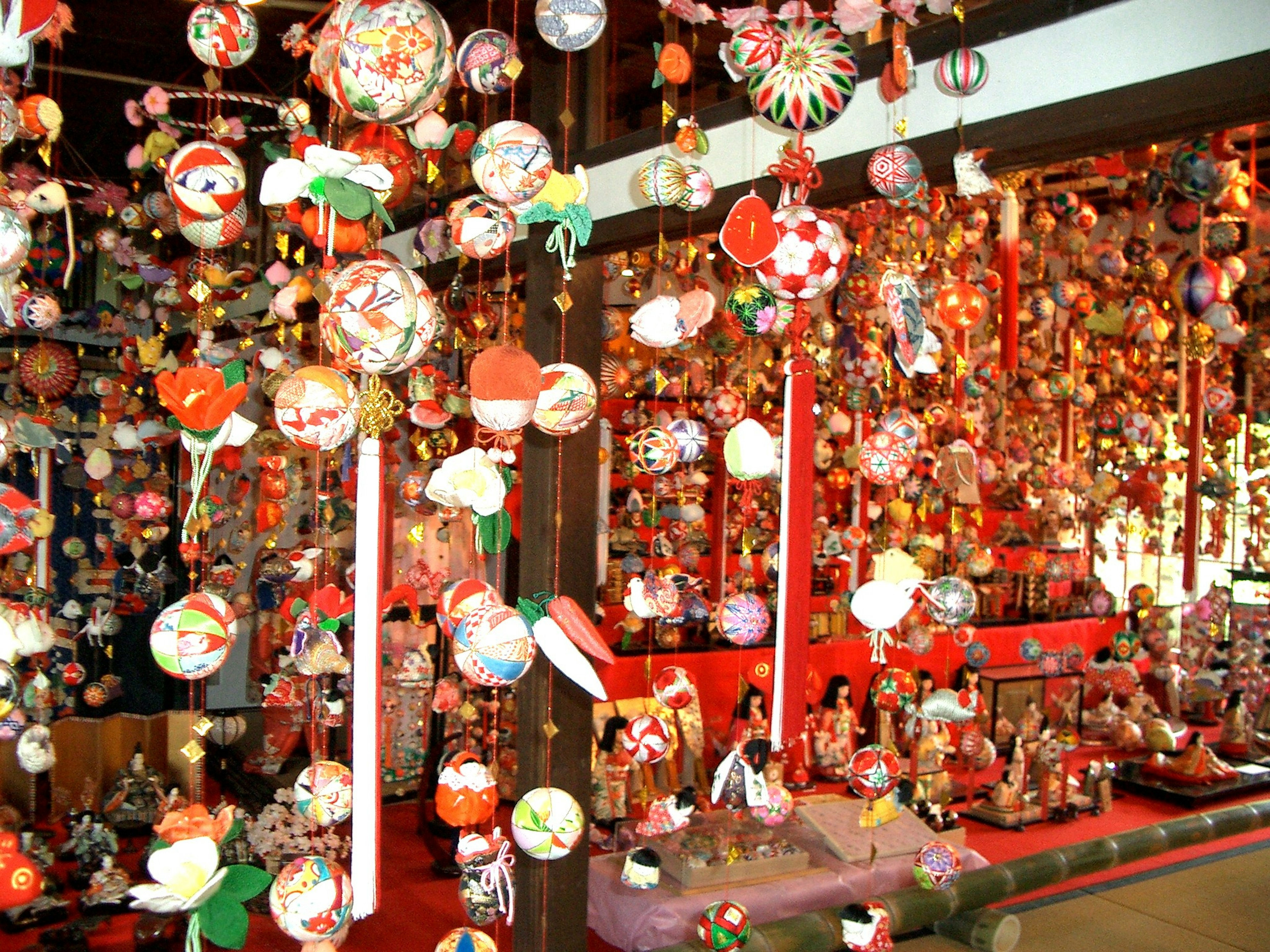 Decoraciones coloridas colgando en un entorno de festival japonés tradicional