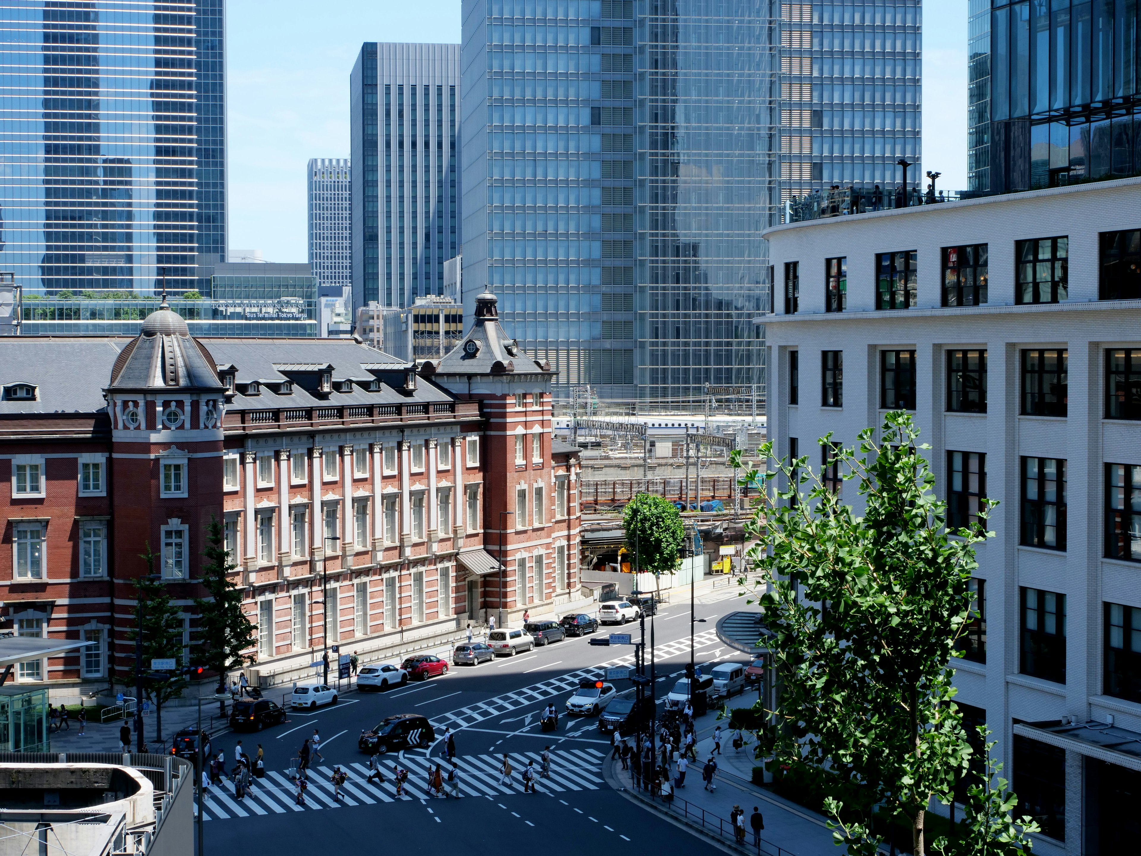 Blick auf den Bahnhof Tokio neben modernen Wolkenkratzern