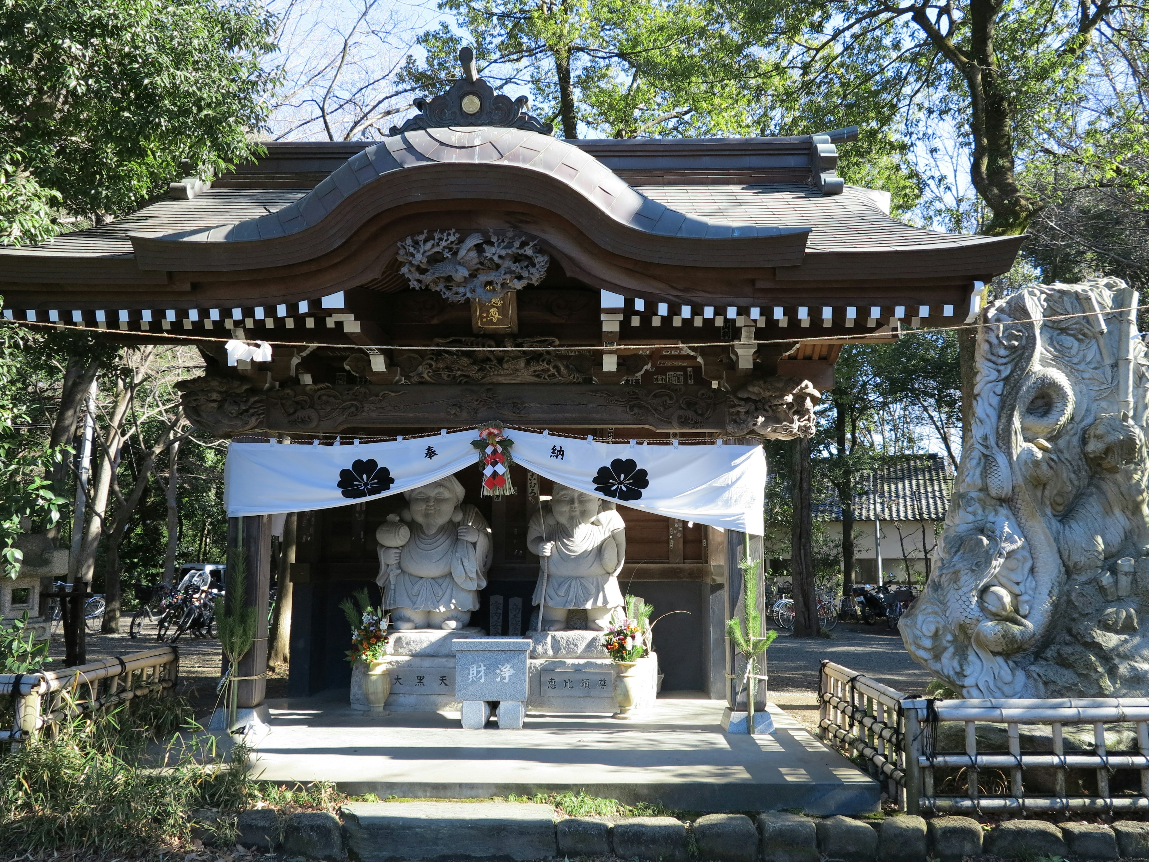 传统神社建筑前有白色帷幕和两侧的狮子雕像