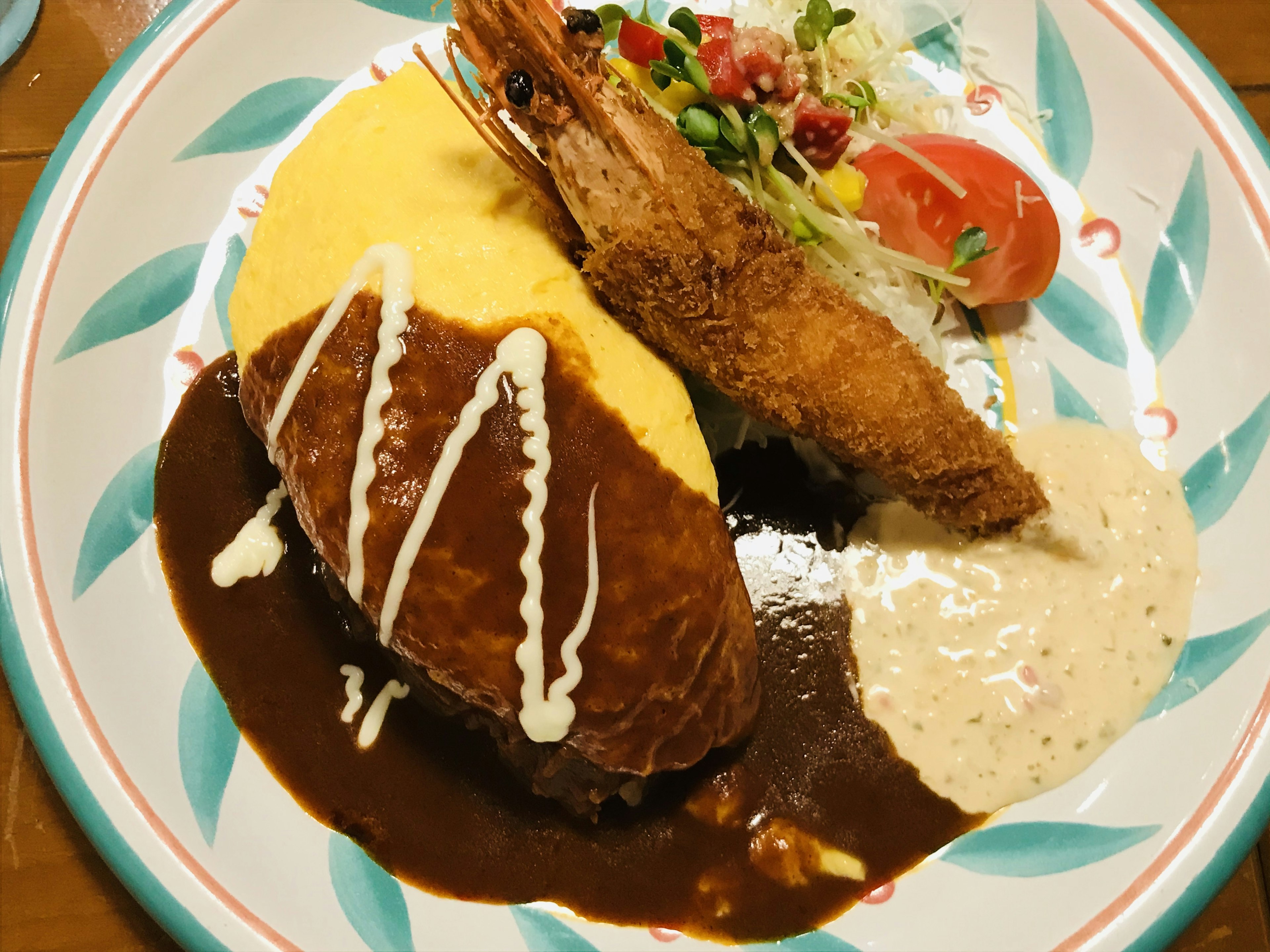 Deliciosa omurice con camarón frito y ensalada al lado