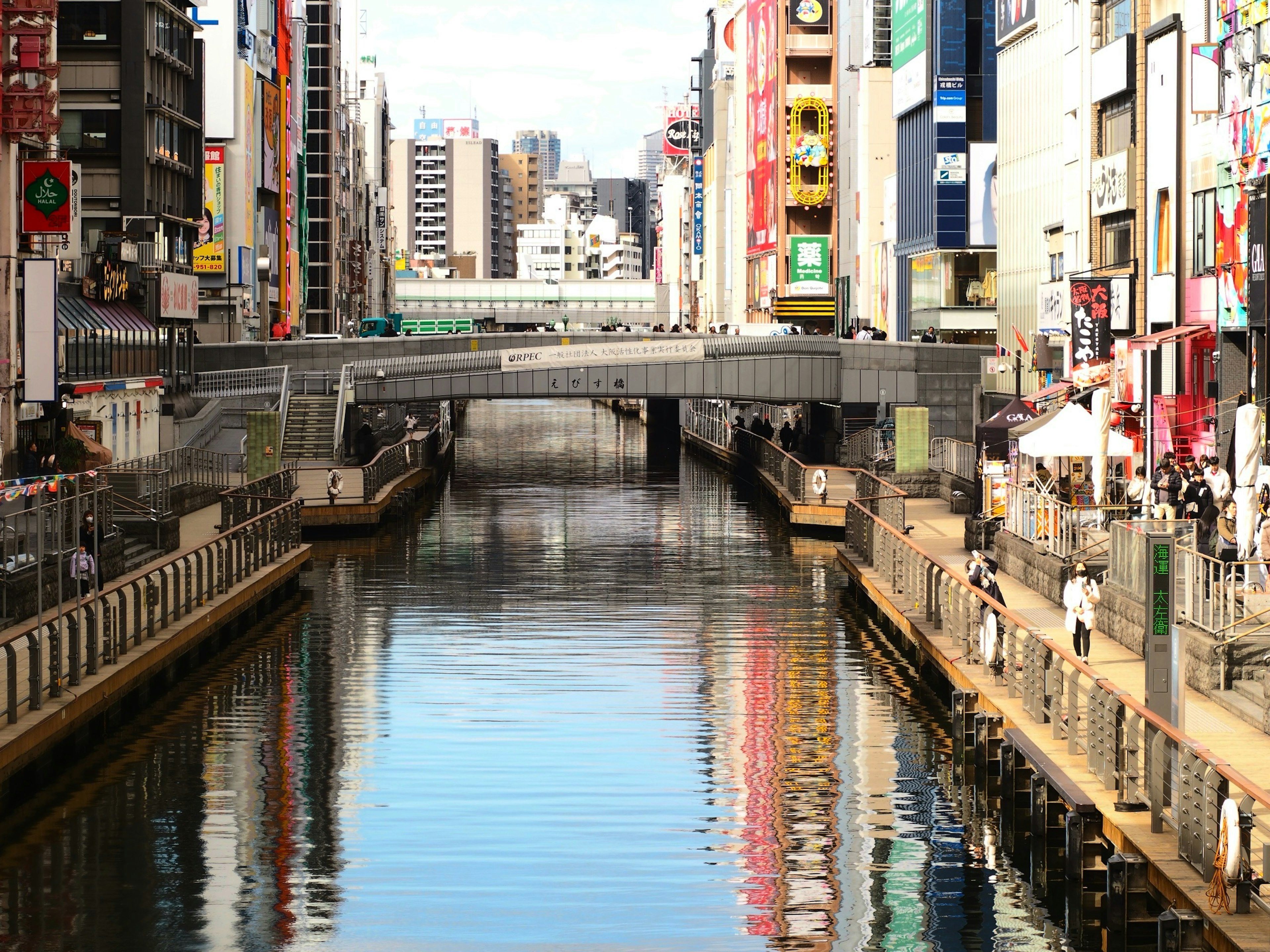 Paisaje urbano con un canal y un puente rodeado de edificios coloridos