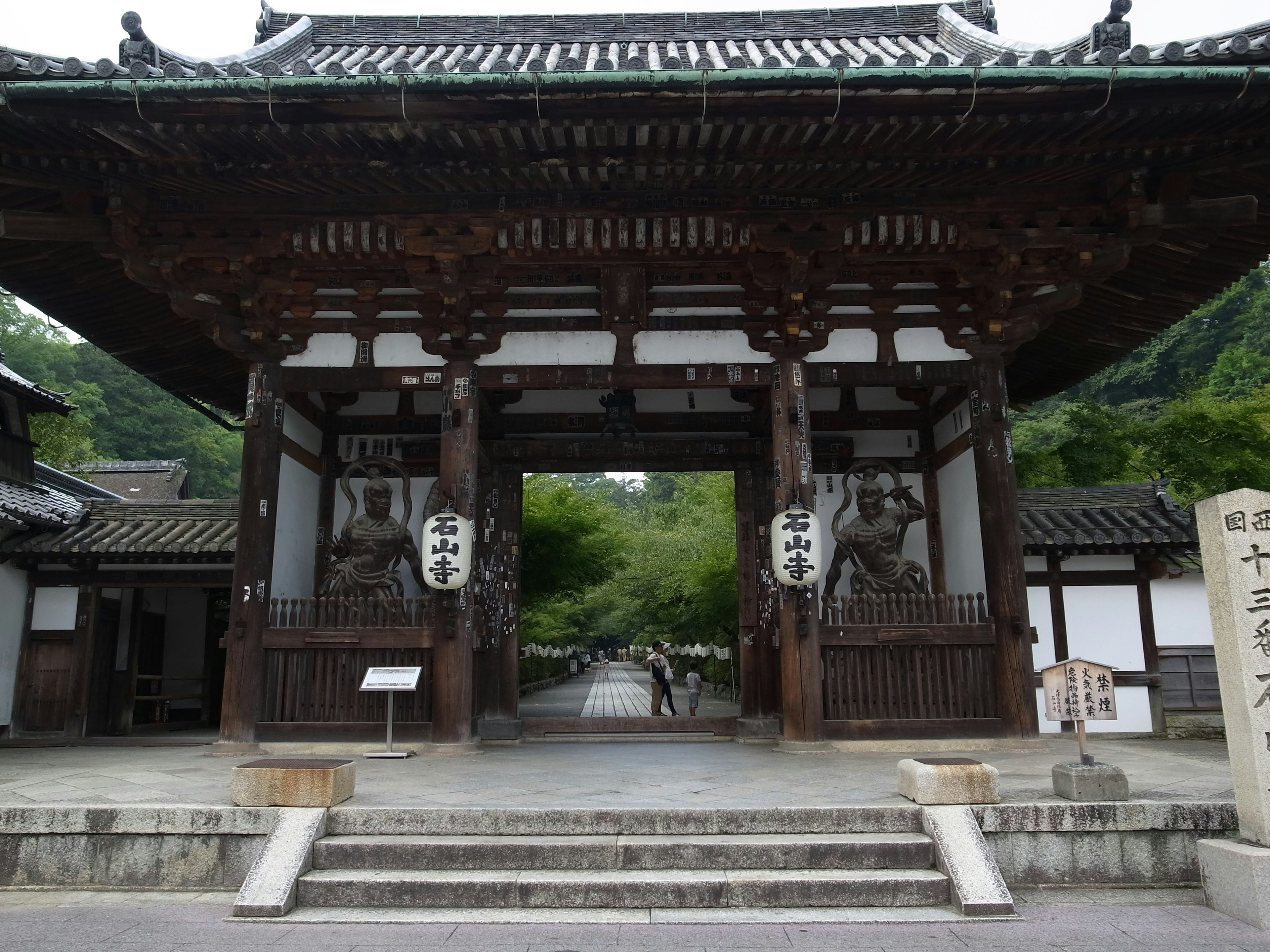 Porte de temple japonais traditionnel avec un design en bois complexe