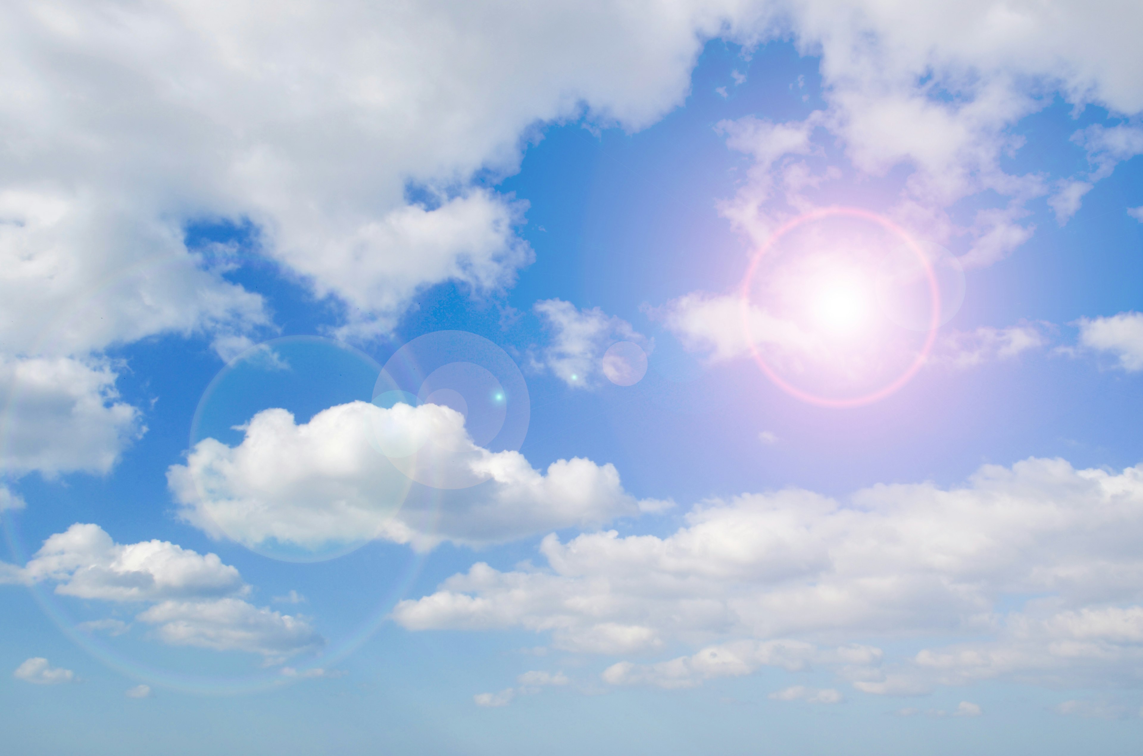 Paysage lumineux avec des nuages blancs dans un ciel bleu