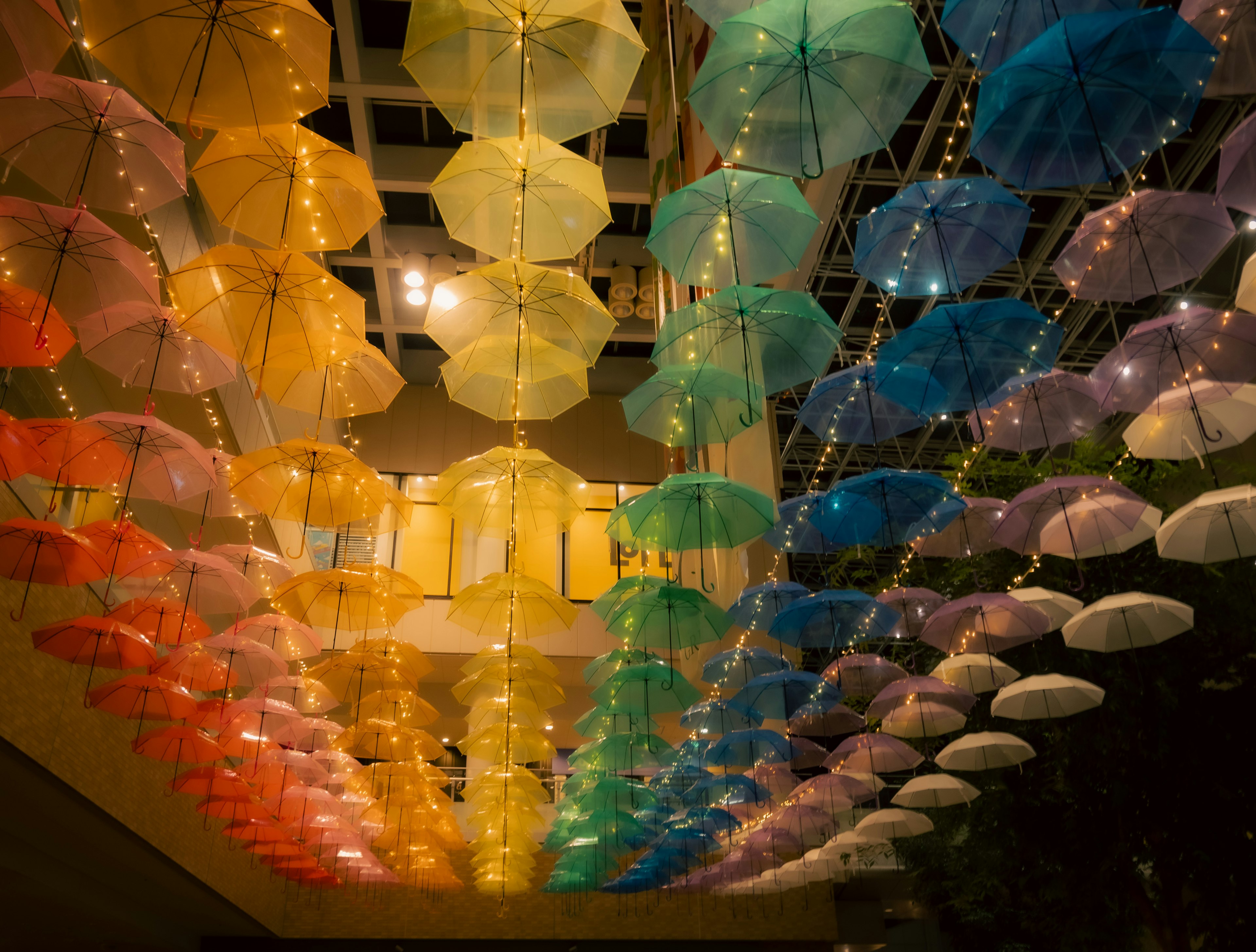 Parapluies colorés suspendus au plafond dans une scène de design d'intérieur