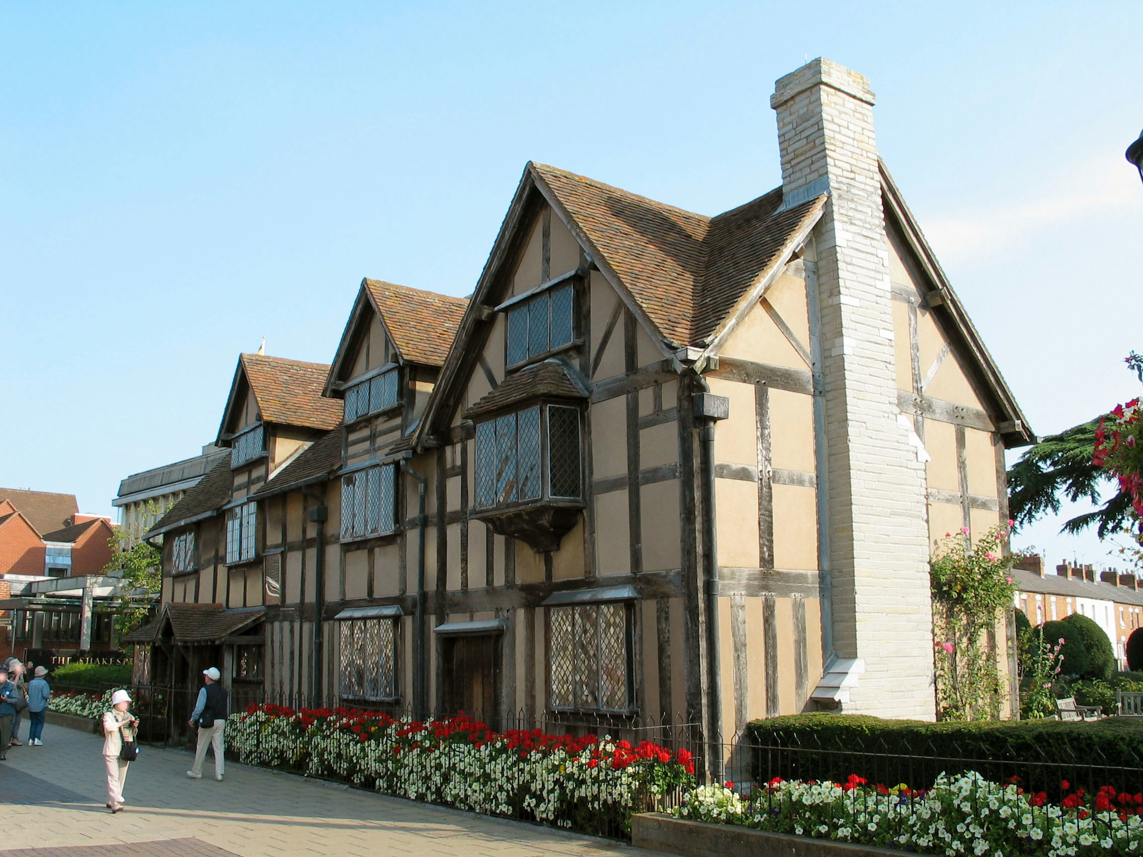 Vue extérieure de la maison natale de Shakespeare mettant en valeur l'architecture Tudor