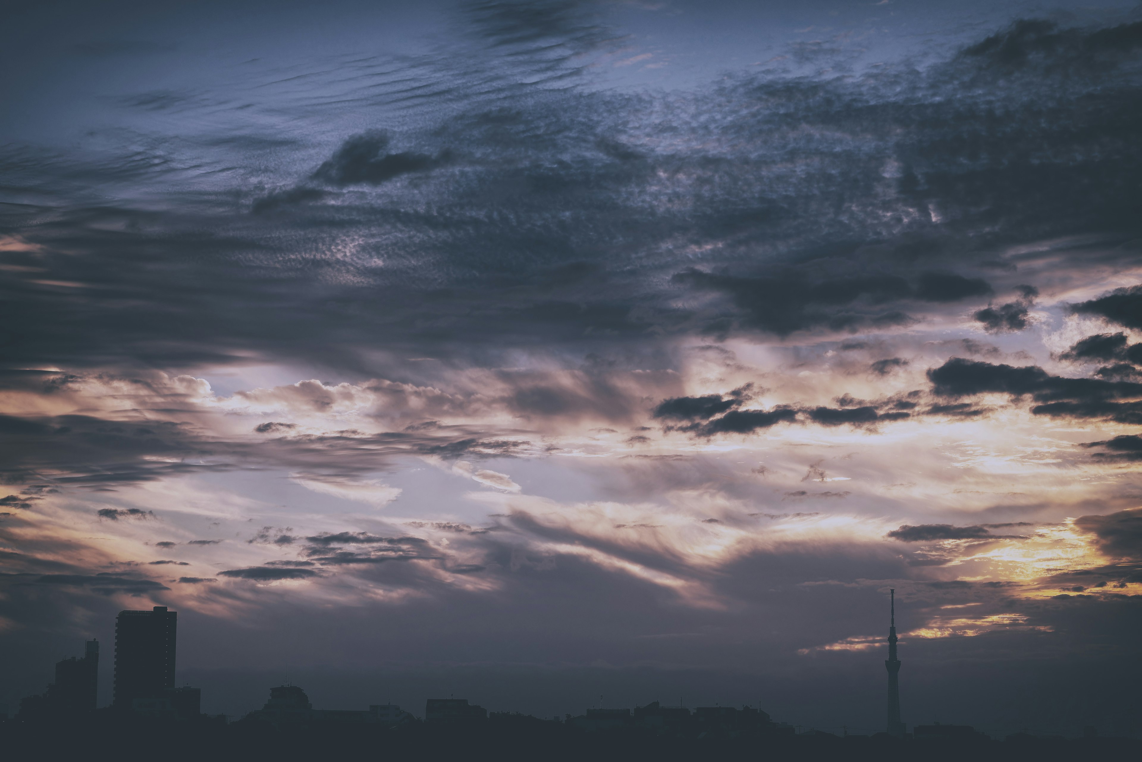 Langit sore dramatis dengan awan dan warna lembut