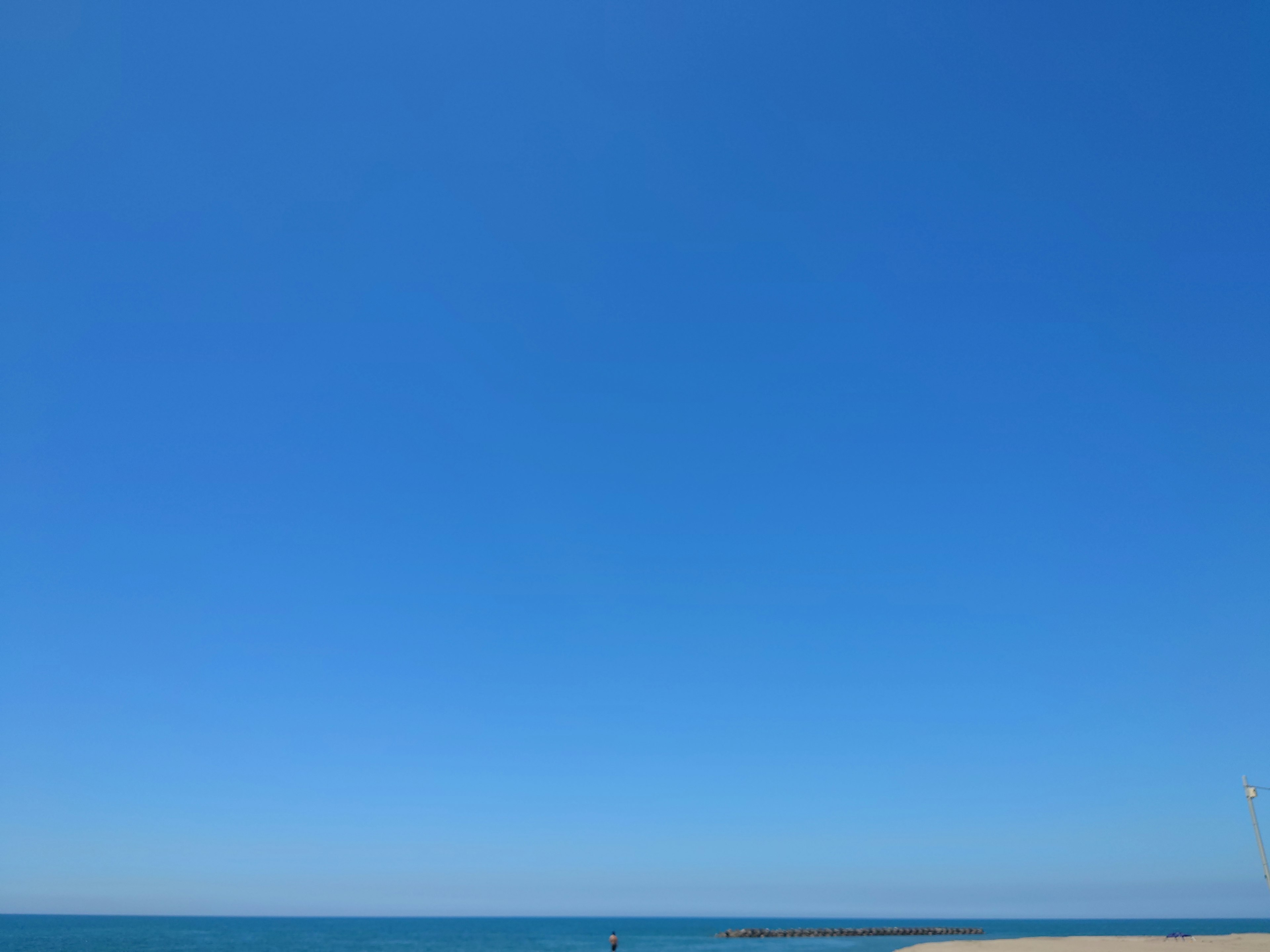 Immense ciel bleu sur mer tranquille