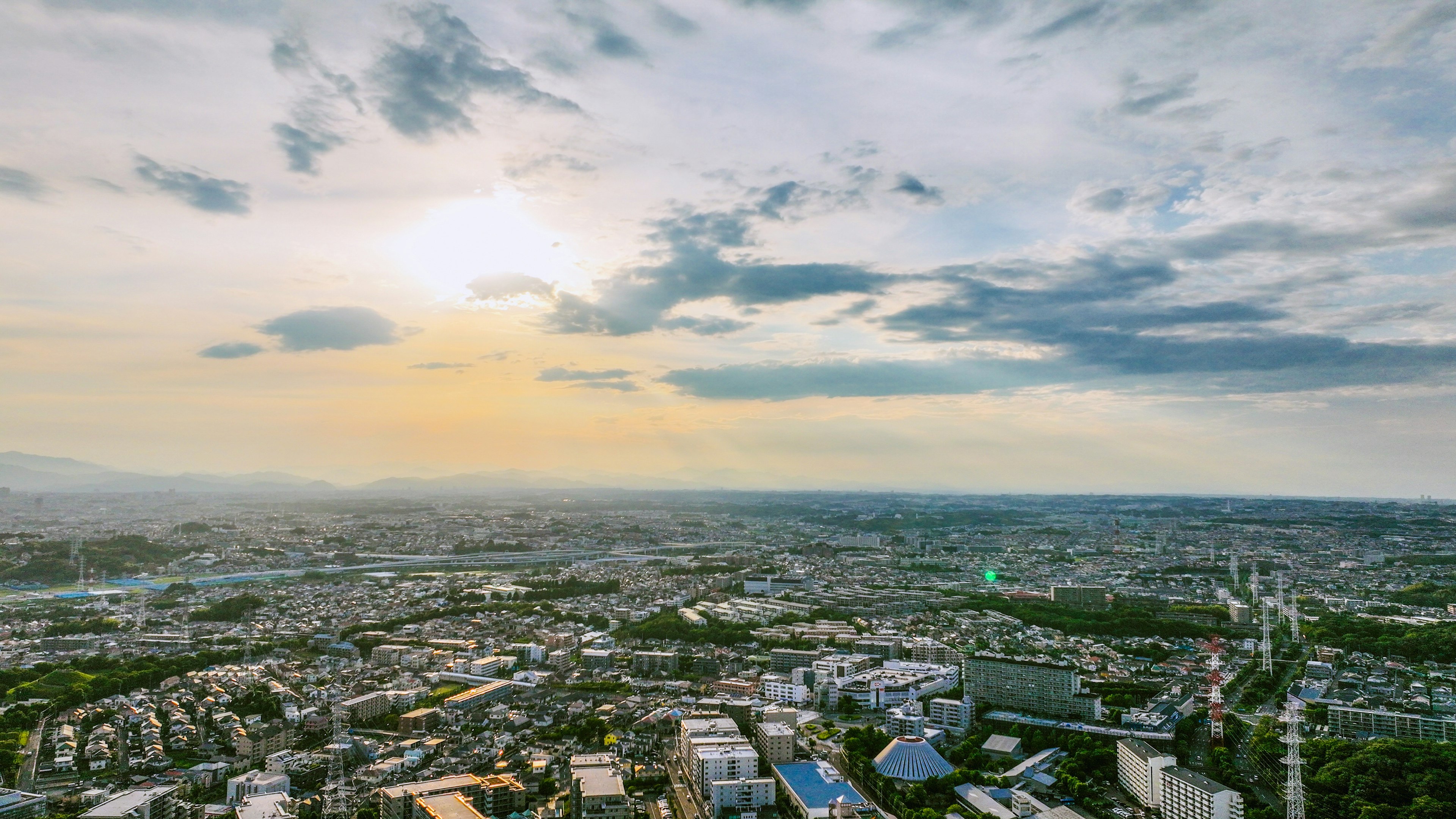 Panoramablick auf die Stadt mit Sonnenuntergangshimmel