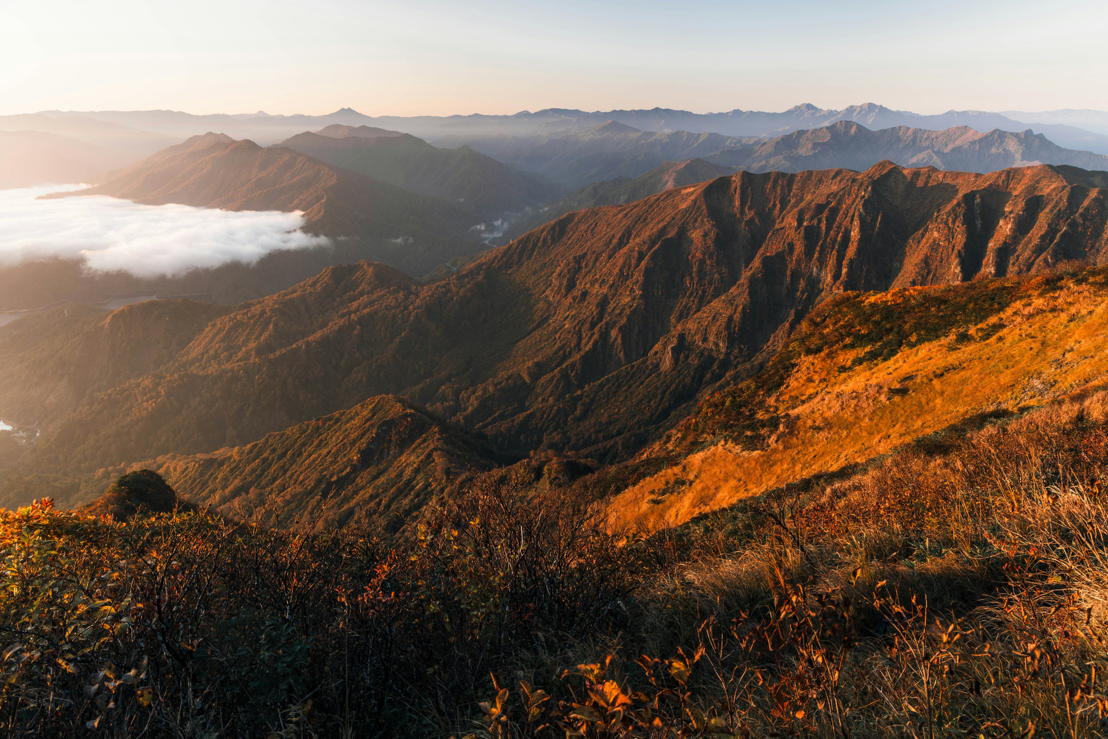 夕日が照らす山岳風景のパノラマ 大自然の美しさが広がる