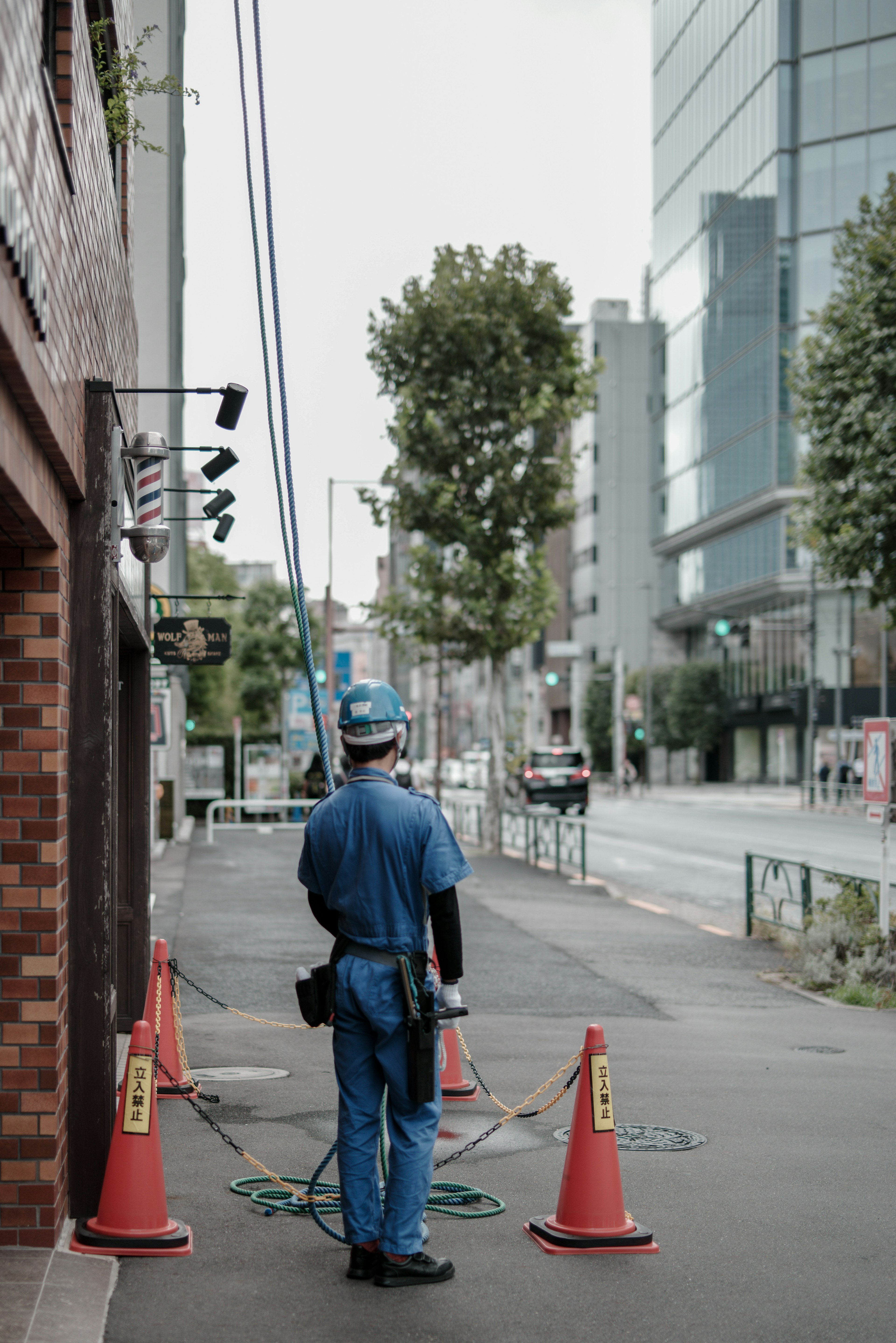 一名工人在街道上的建筑工地上站着