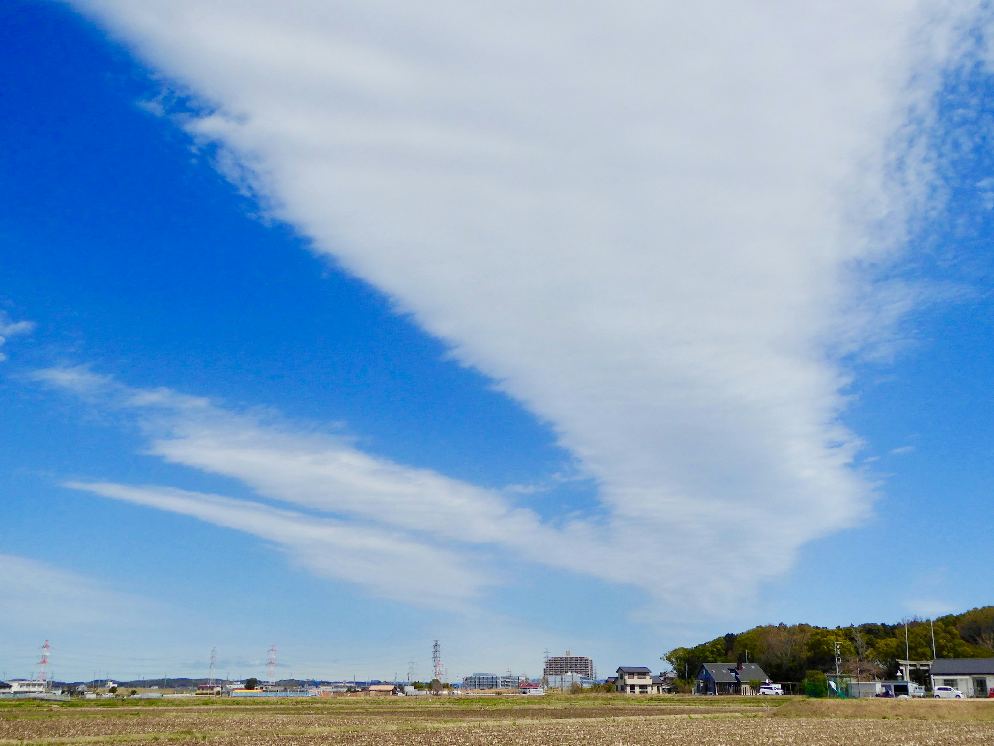 Ampio cielo blu con nuvole bianche e paesaggio rurale