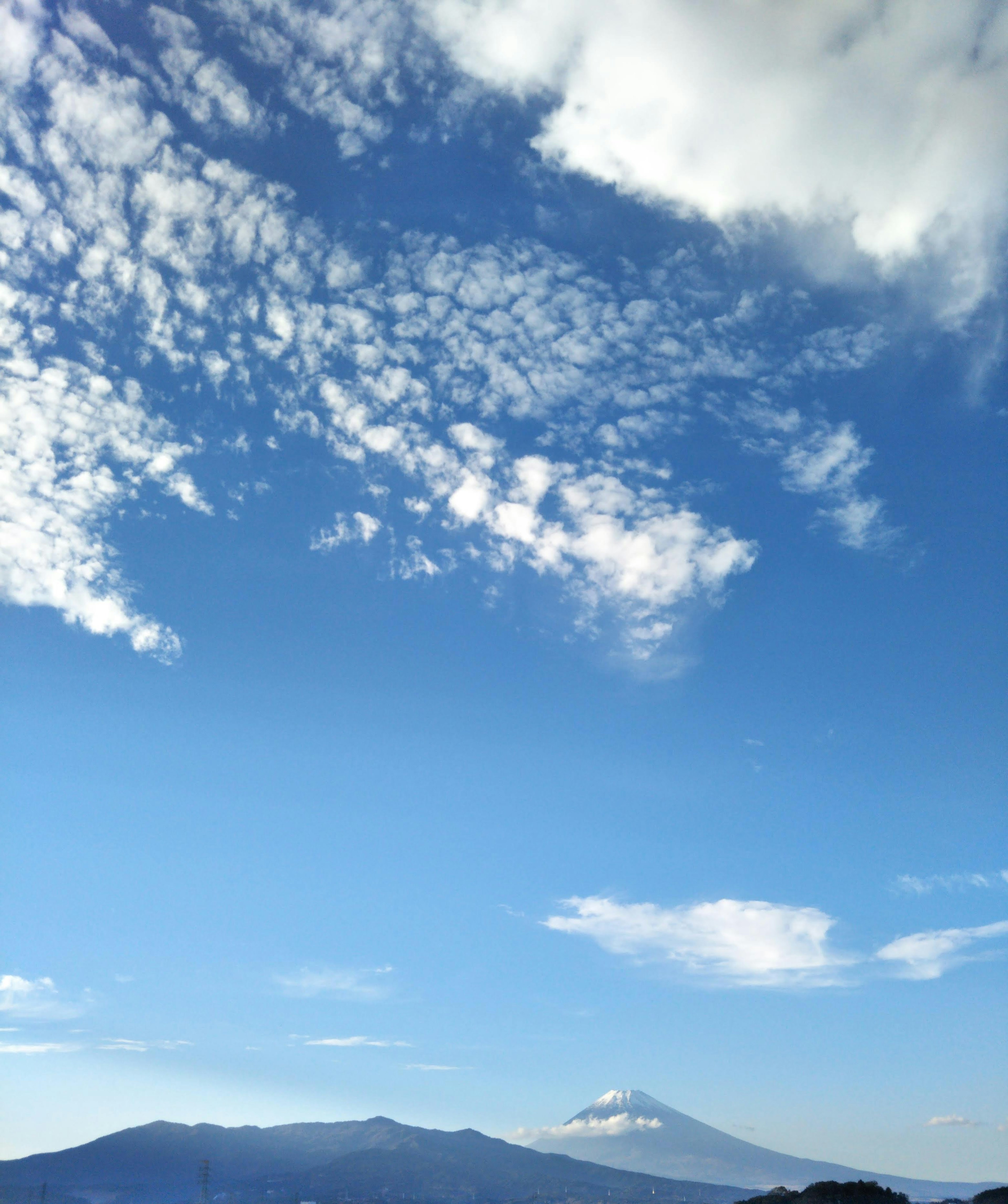 青空と雲が広がる風景 富士山の美しい景観