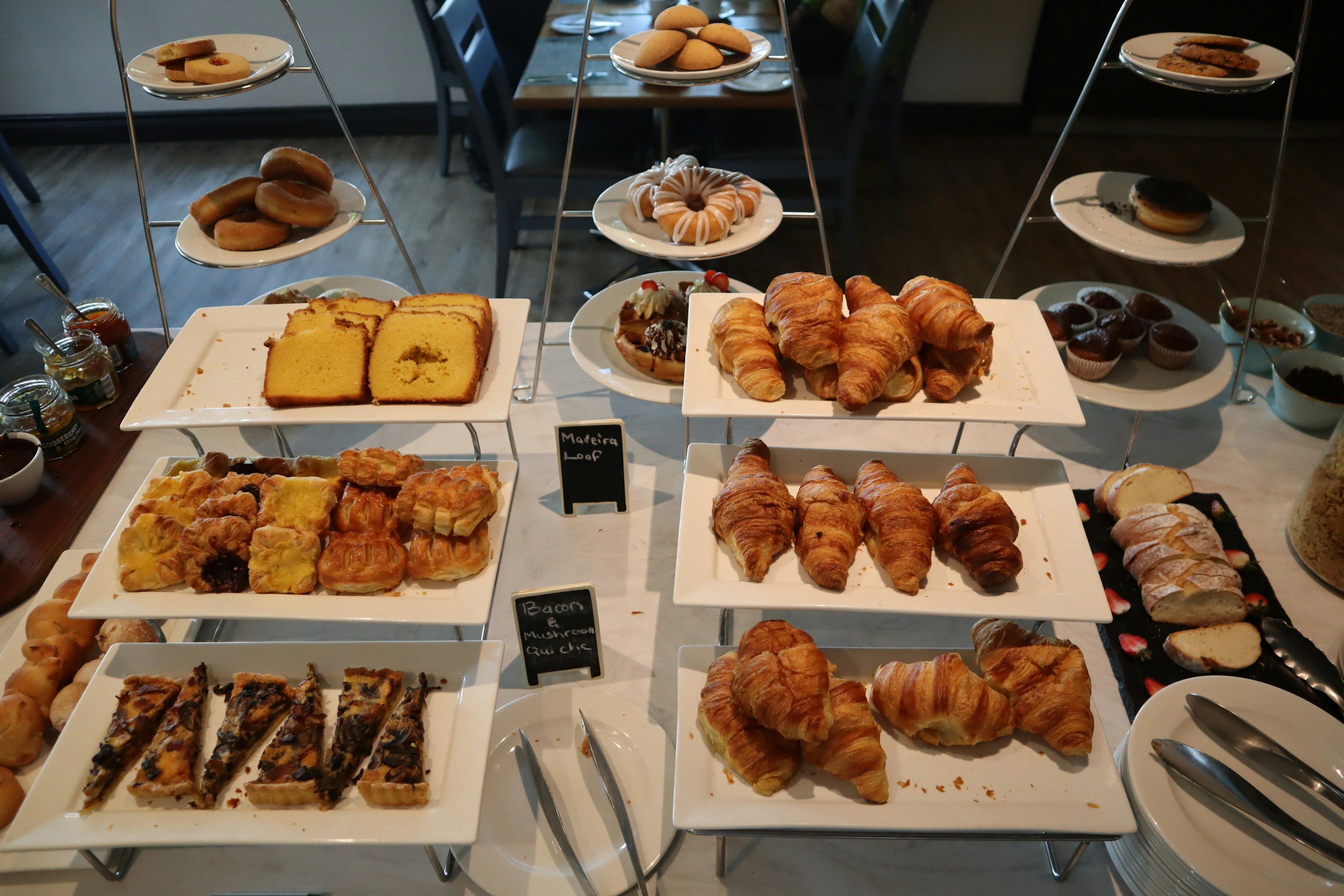 Una colazione a buffet con una varietà di pasticceria e croissant