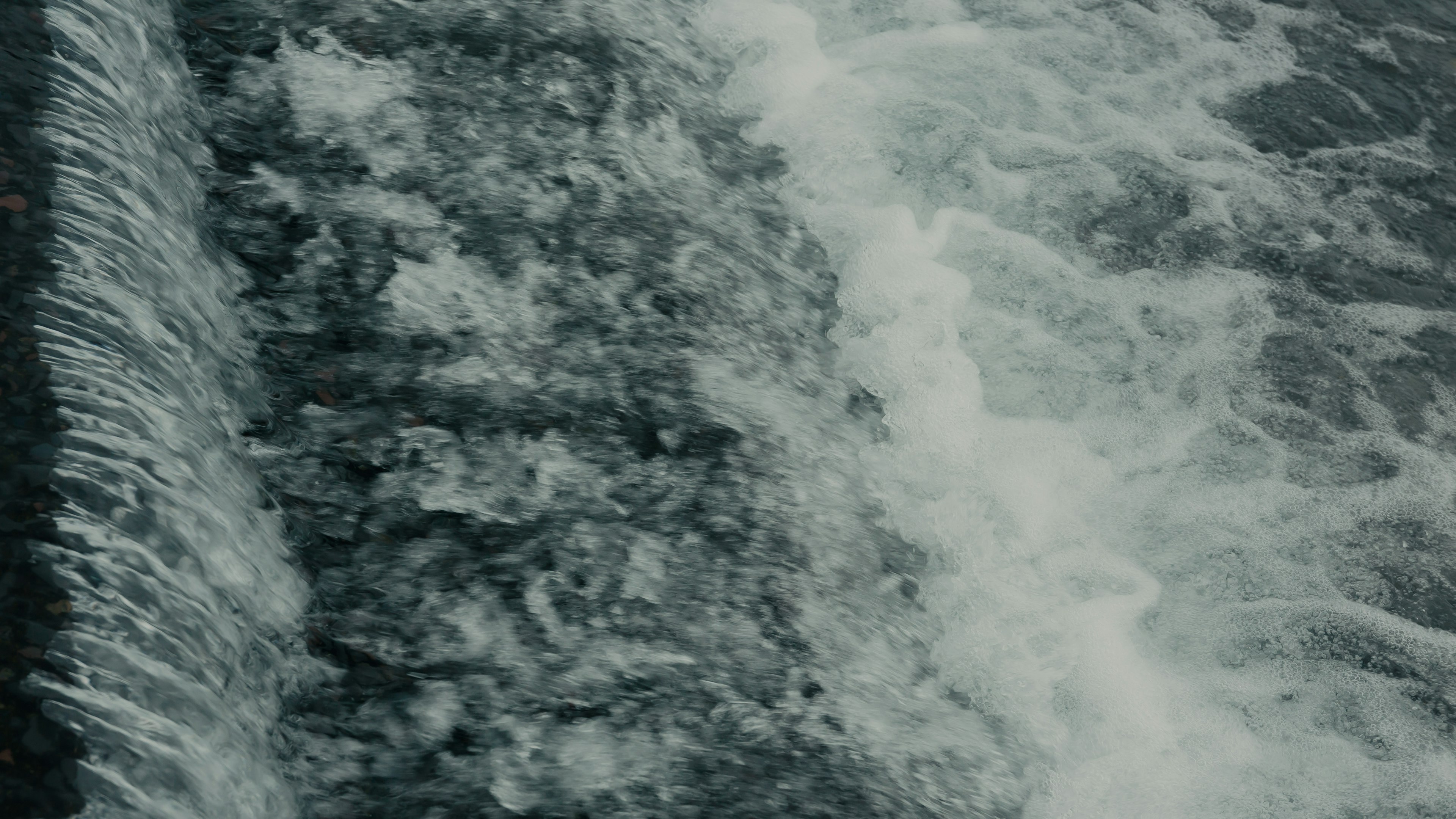 Nahaufnahme von turbulentem Meerwasser mit weißem Schaum