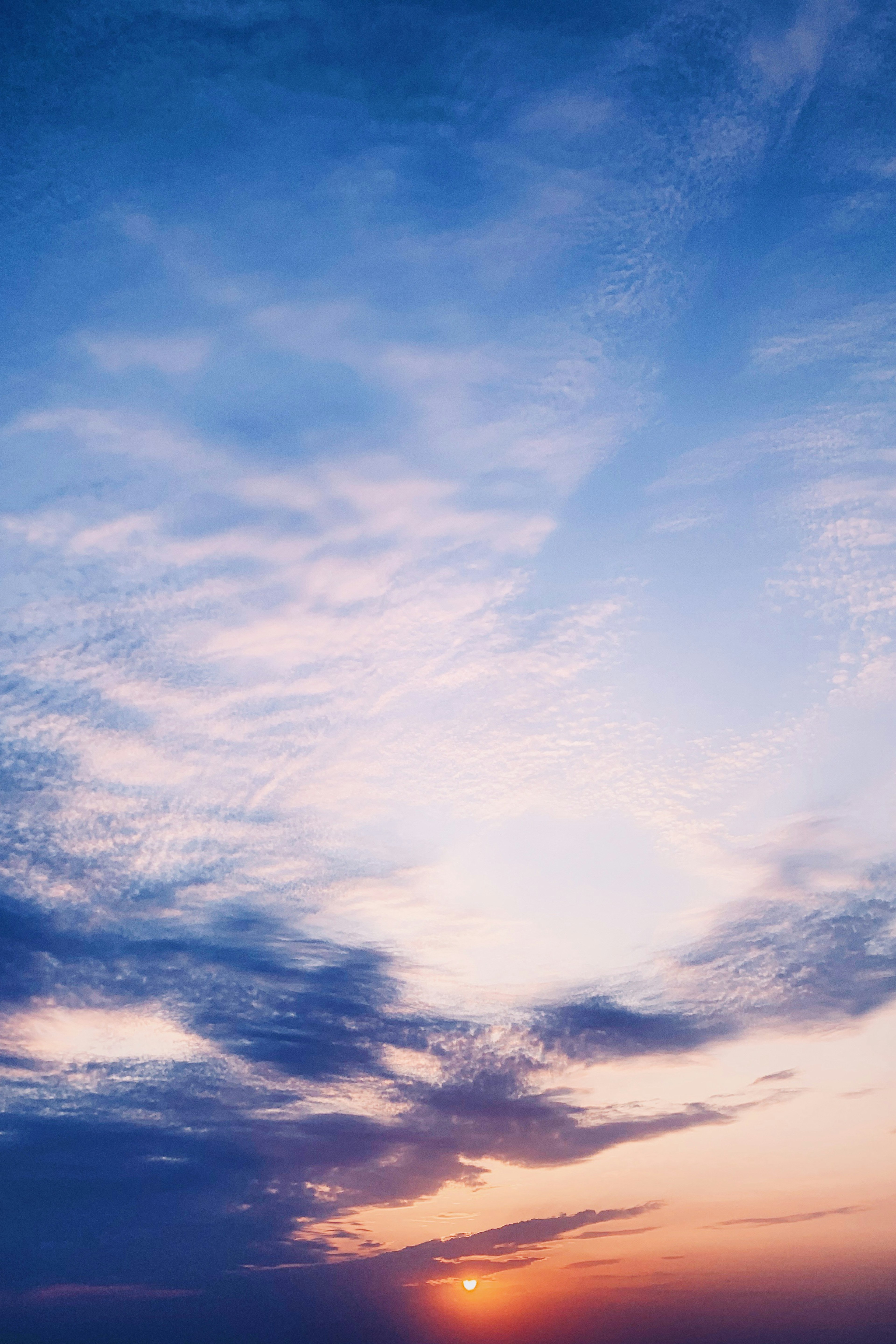 Bellissimo tramonto con nuvole in un cielo blu