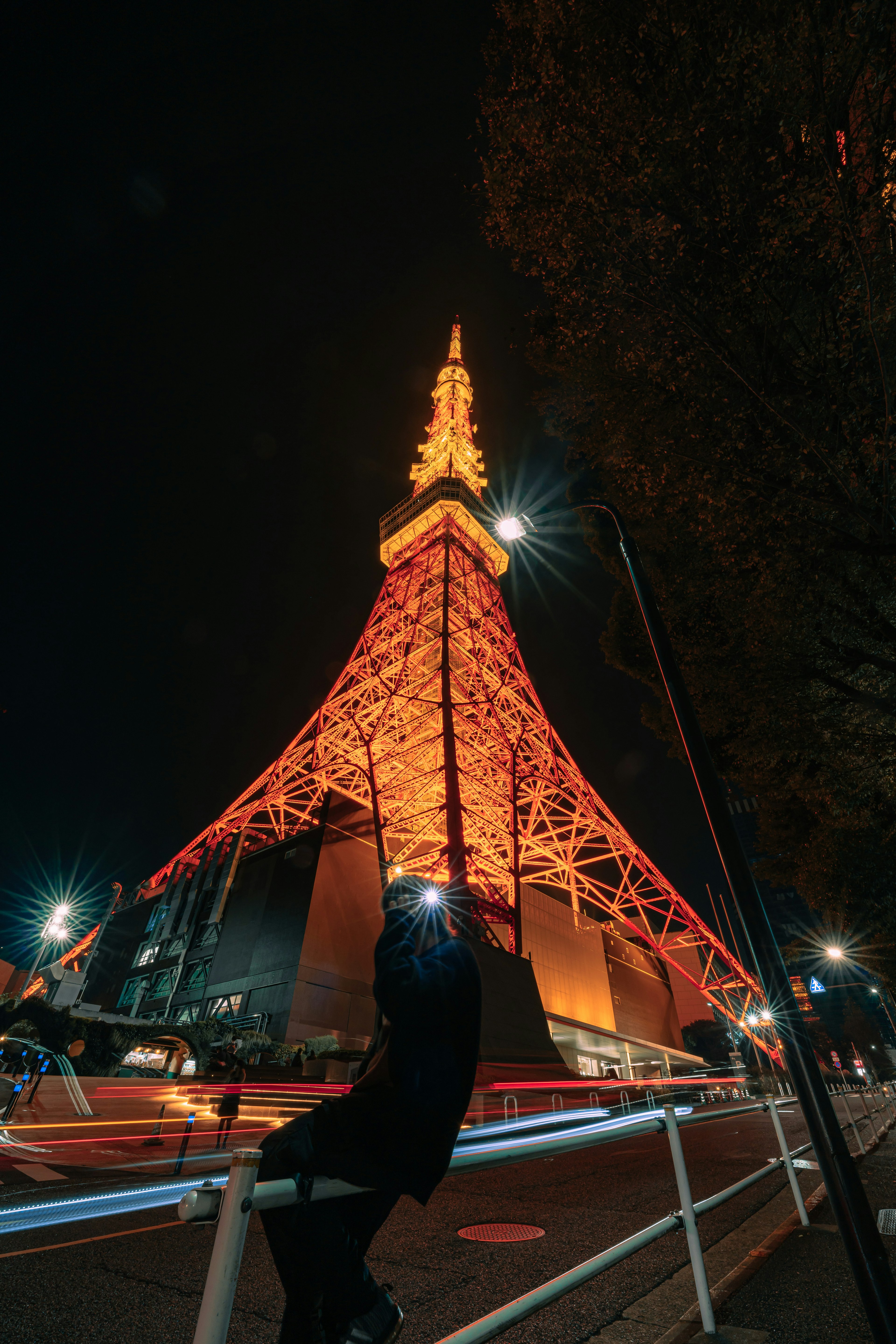 夜间照亮的东京塔及周围的路灯