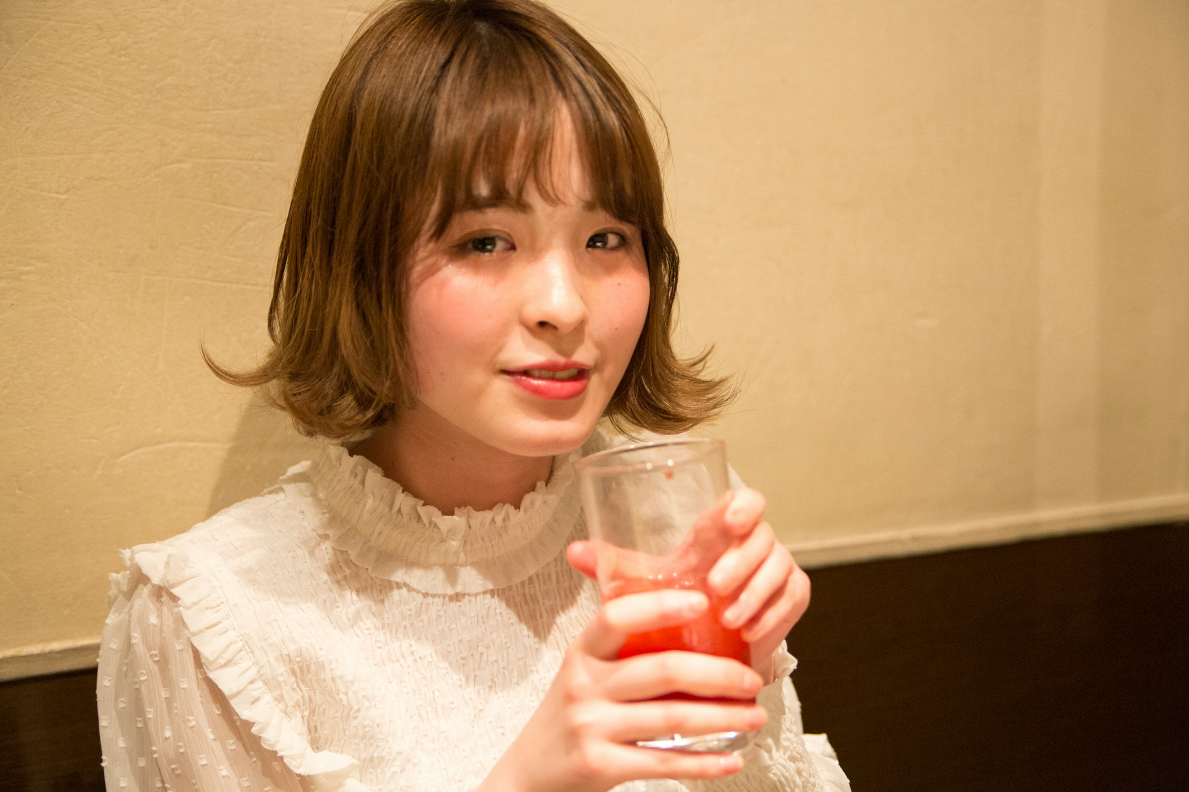 飲み物を持つ女性のポートレート