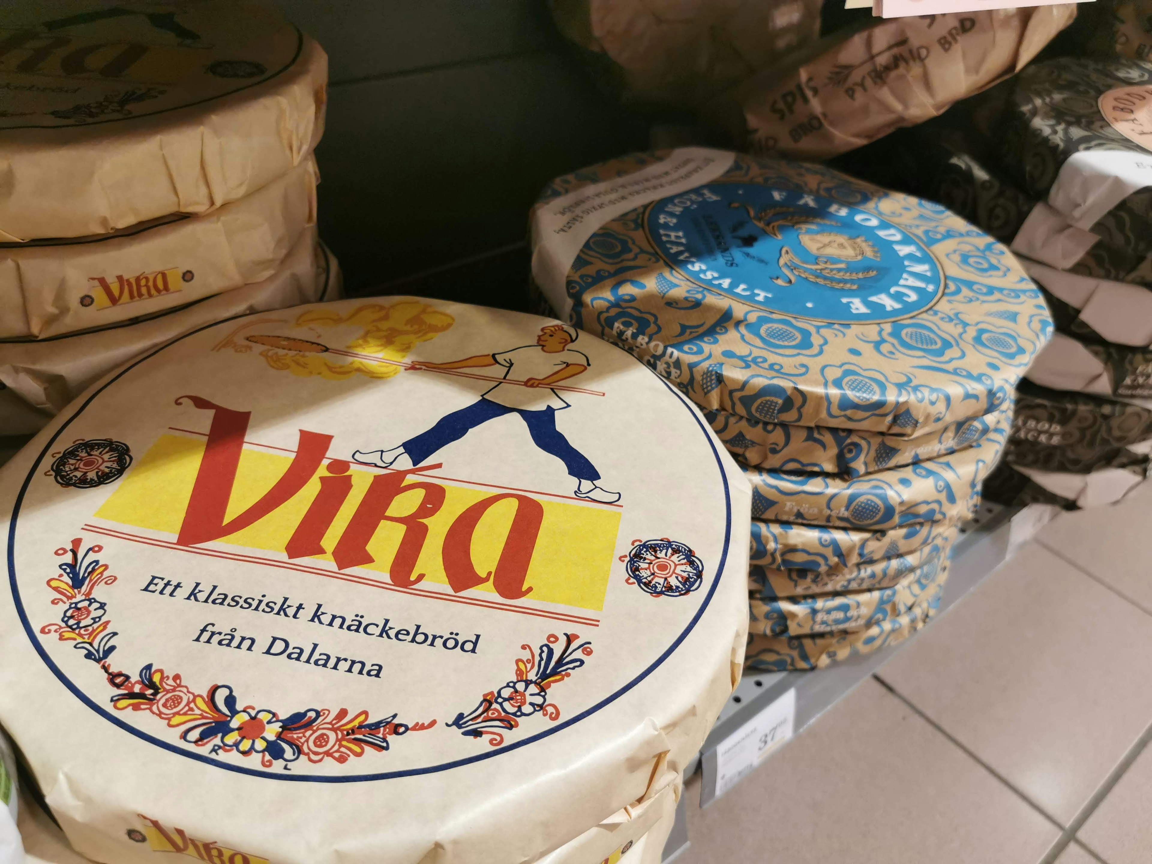 Exhibición de paquetes de queso Vira en una tienda