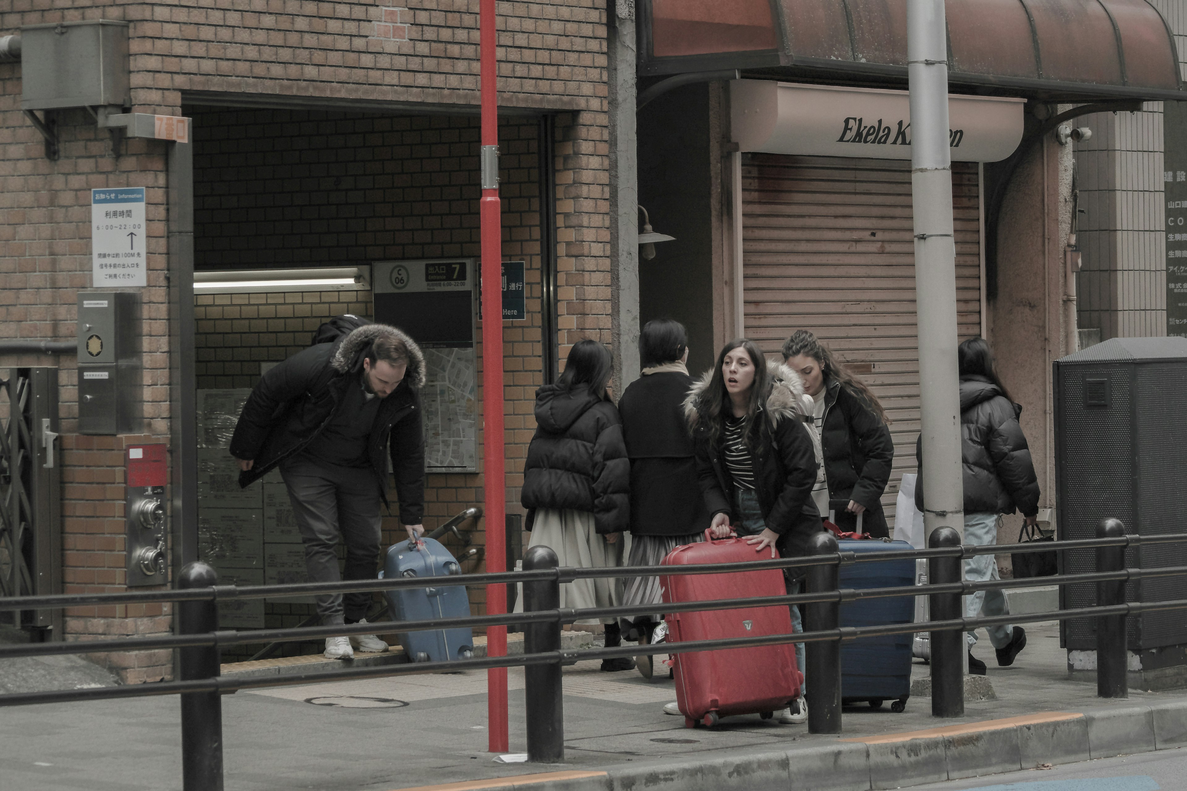 Voyageurs avec des bagages près d'une gare