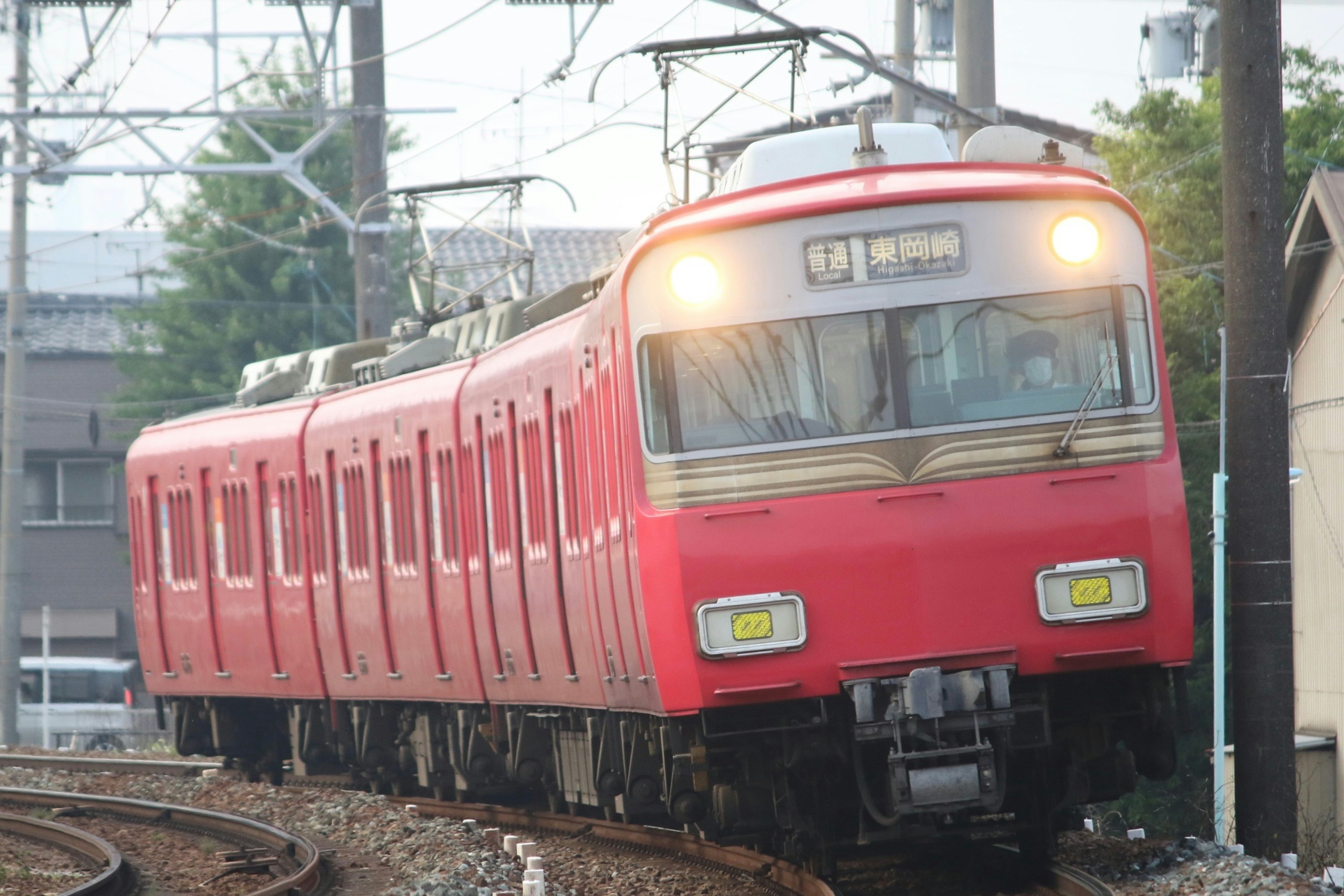 赤い電車が曲がりくねった線路を走っている