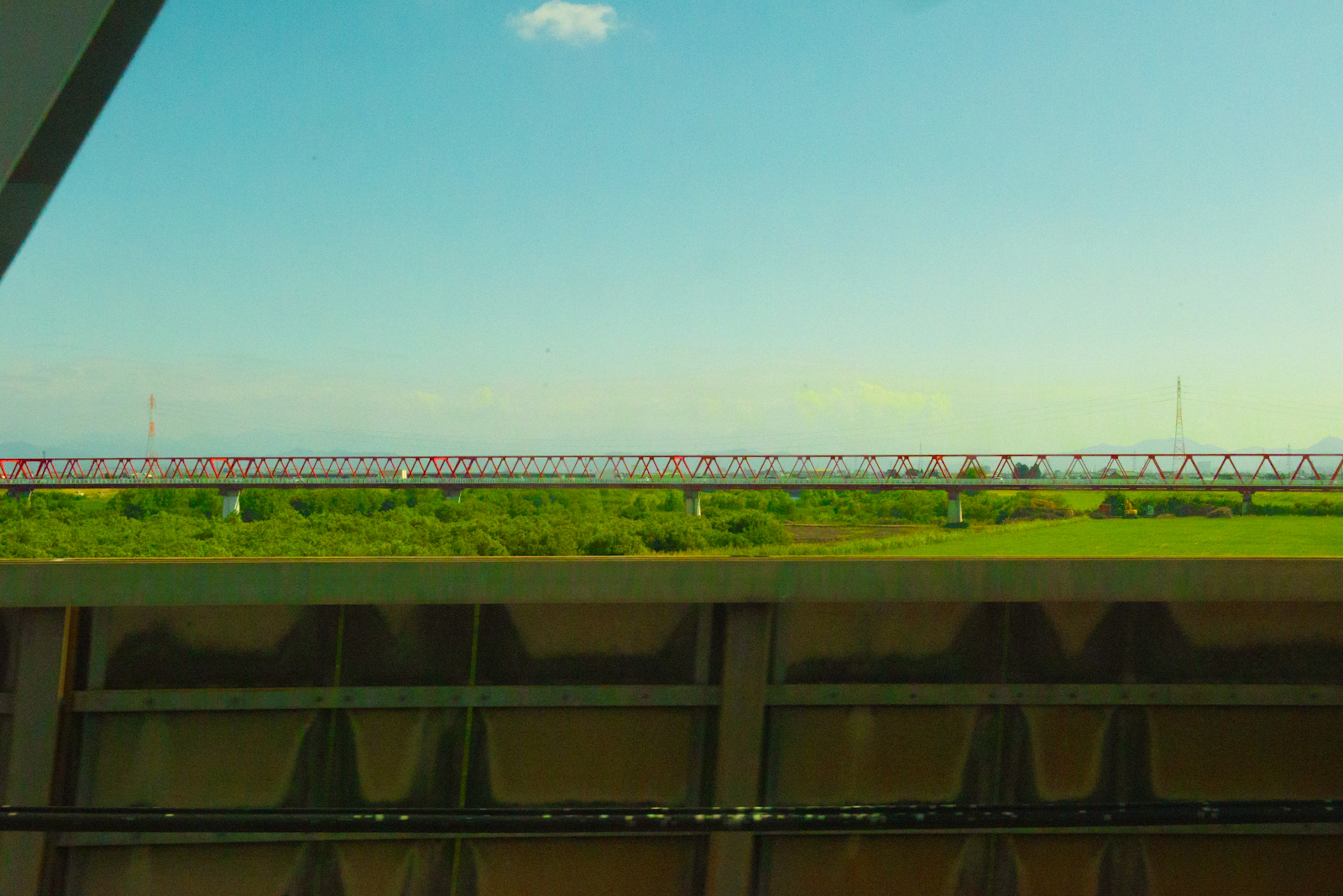 青空と緑の風景が広がる線路のある風景