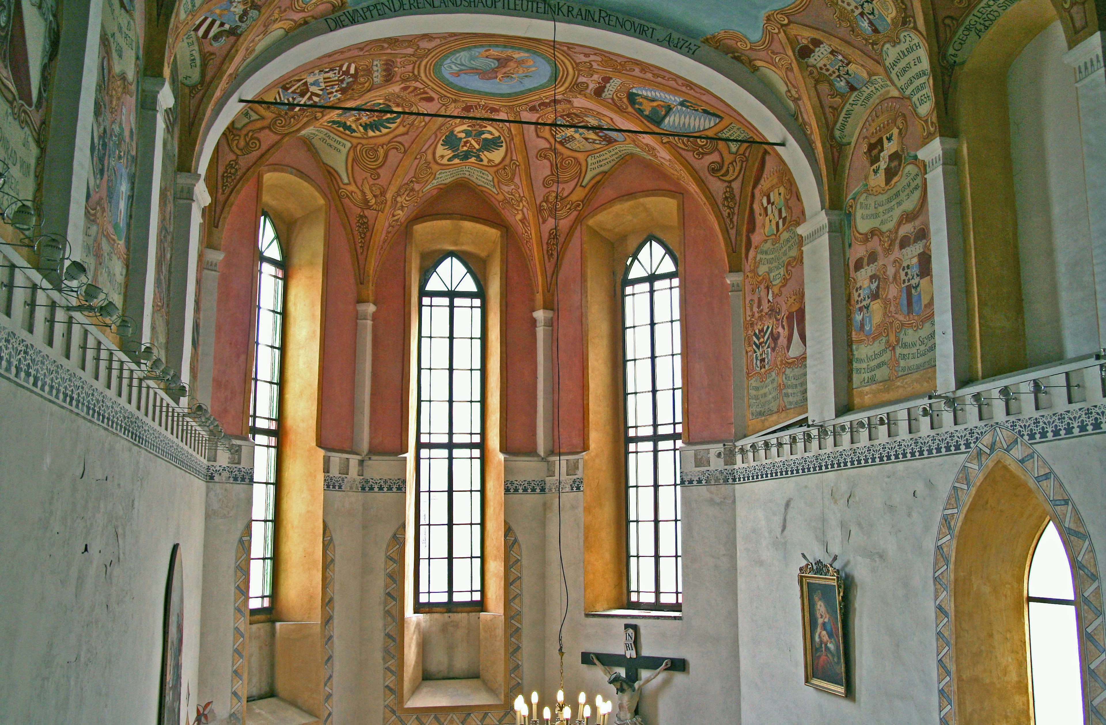 Innenraum einer Kirche mit schönen Fresken an der Decke und großen Fenstern