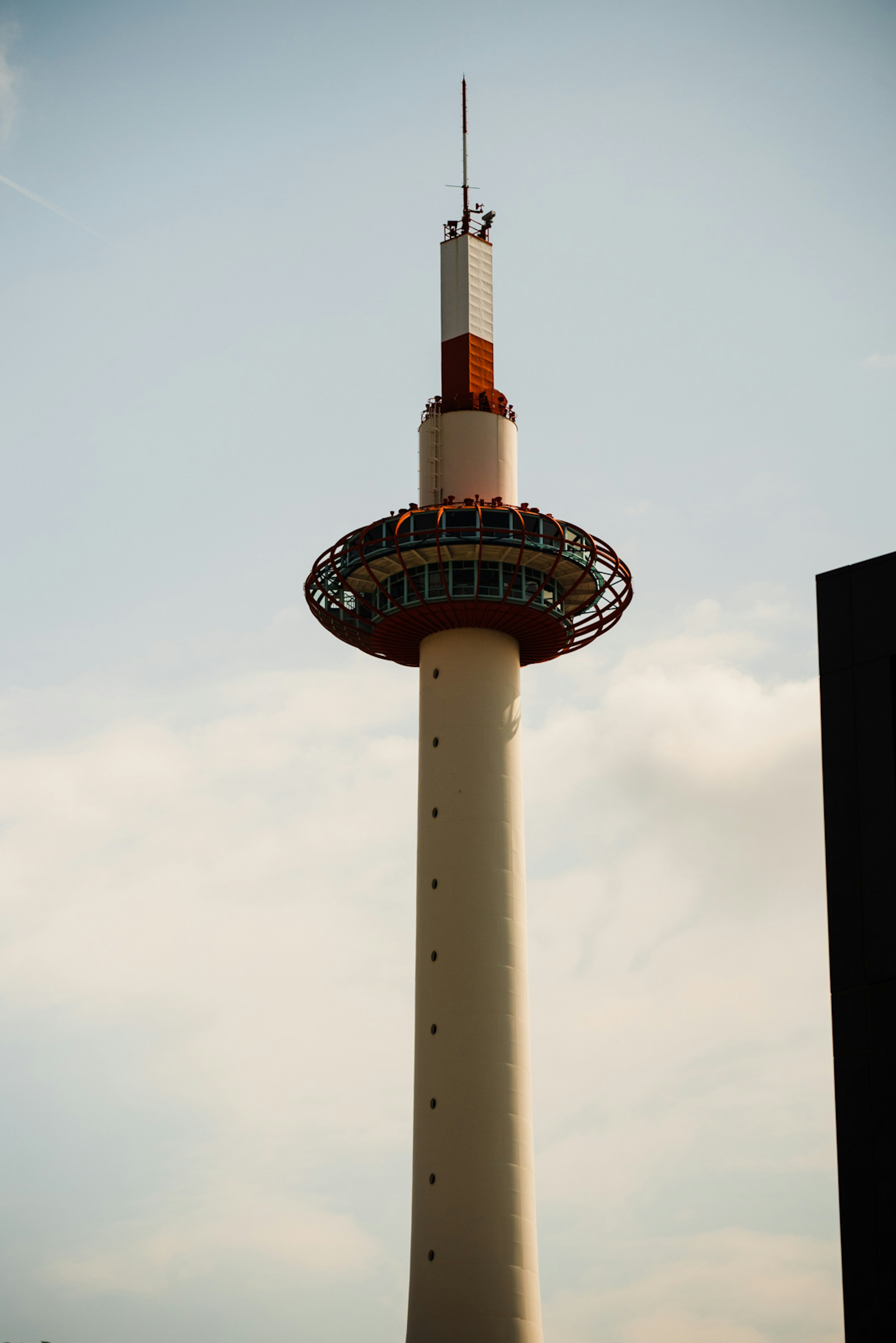 Kyoto Tower mit weißer Struktur und rotem Aussichtspunkt